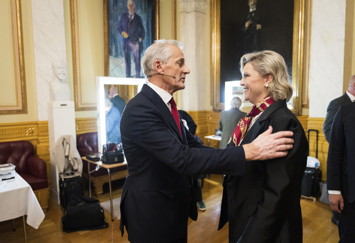 Jonas Gahr Støre og Sylvi Listhaug gir hverandre en klem.