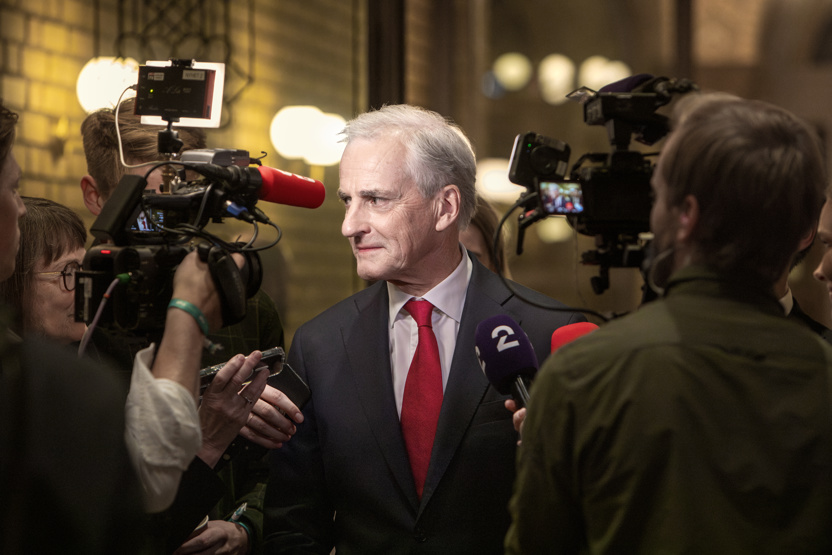 Jonas Gahr Støre omringet av journalister.