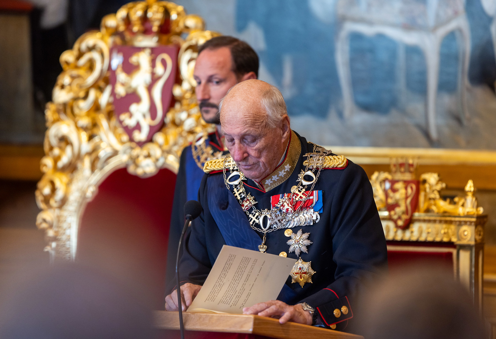 Kong Harald leser trontalen i stortingssalen.