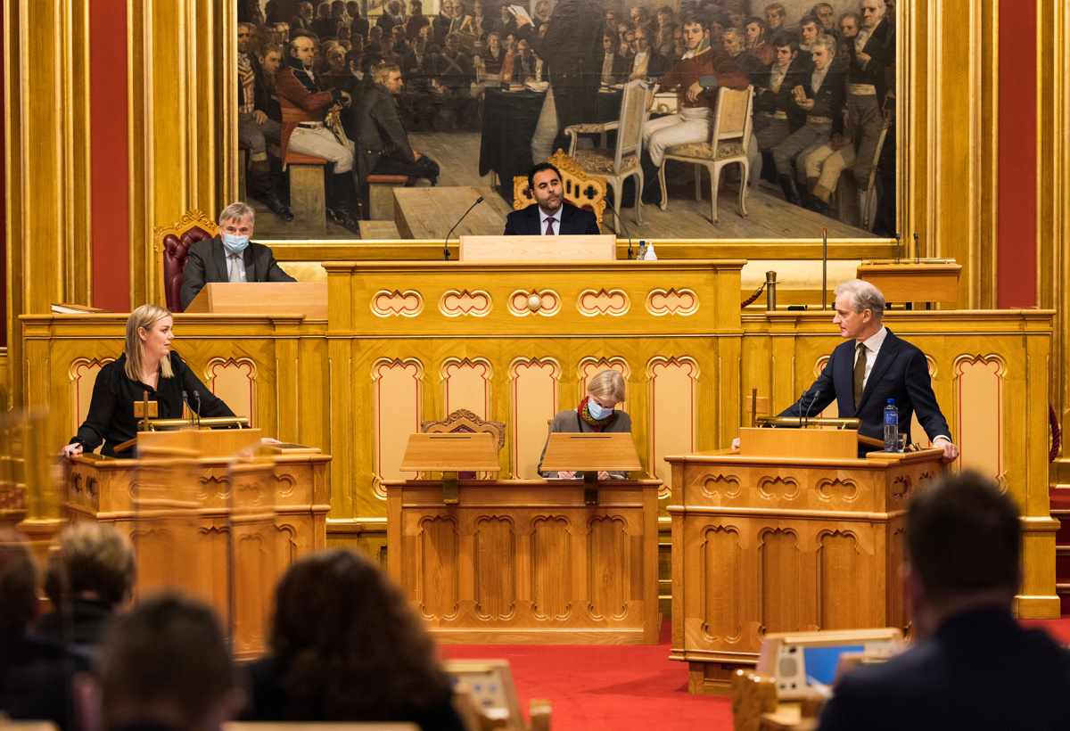 Tina Bru (H) og statsminister Jonas Gahr Støre (Ap) i debatt i stortingssalen.