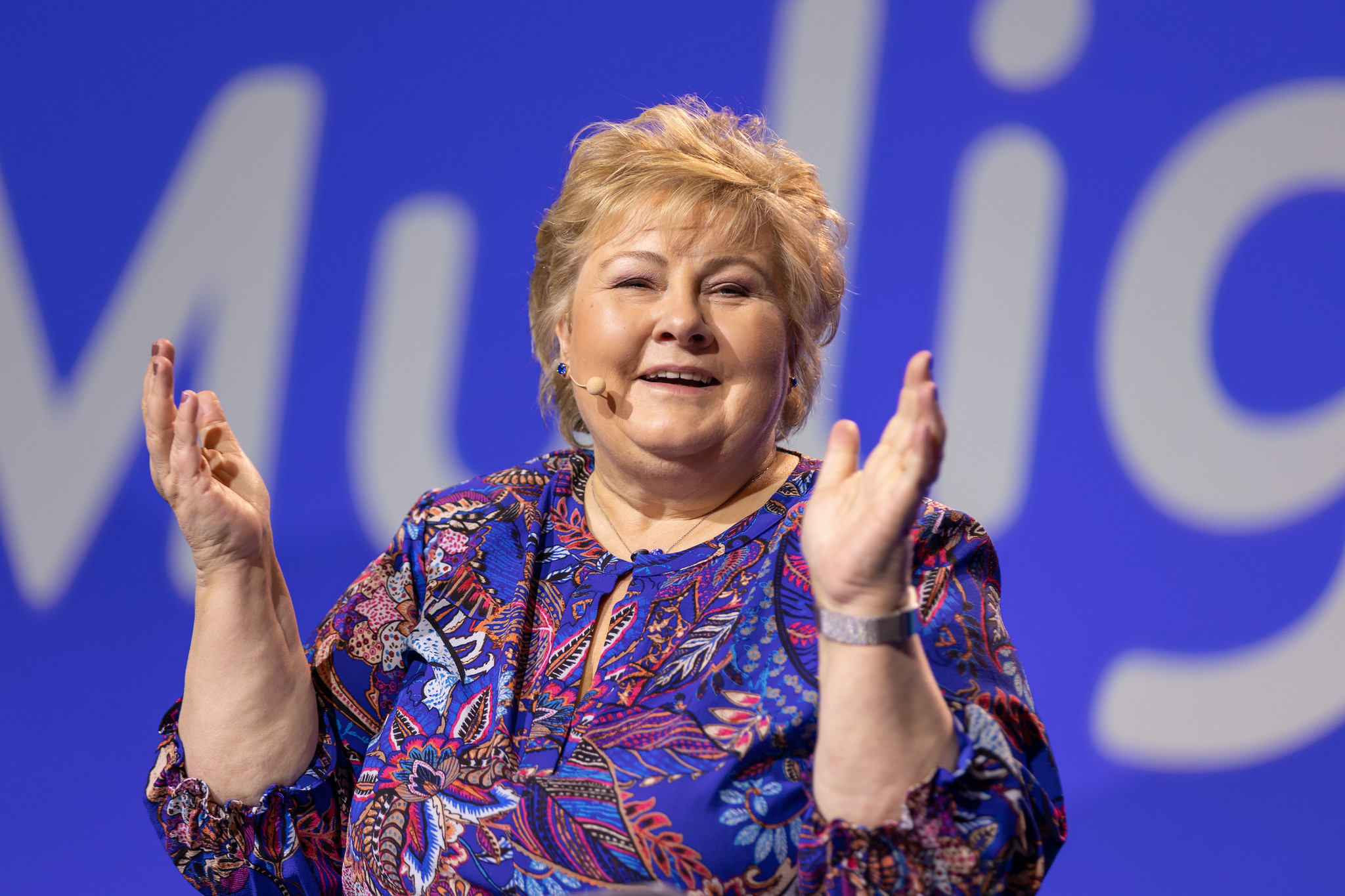 Erna Solberg klapper i hendene.