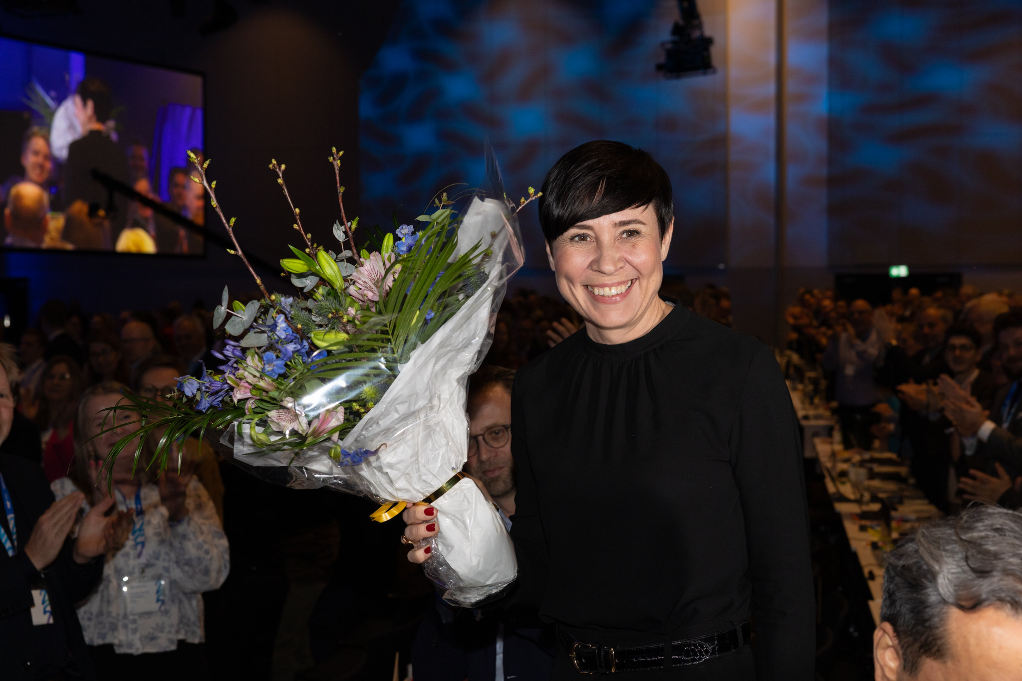 Ine Eriksen Søreide holder en blomsterbukett.