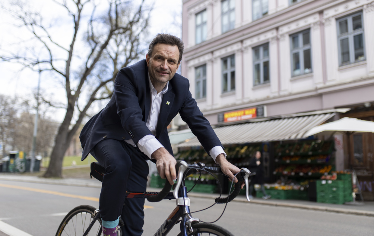 En mann som sitter på en sykkel.