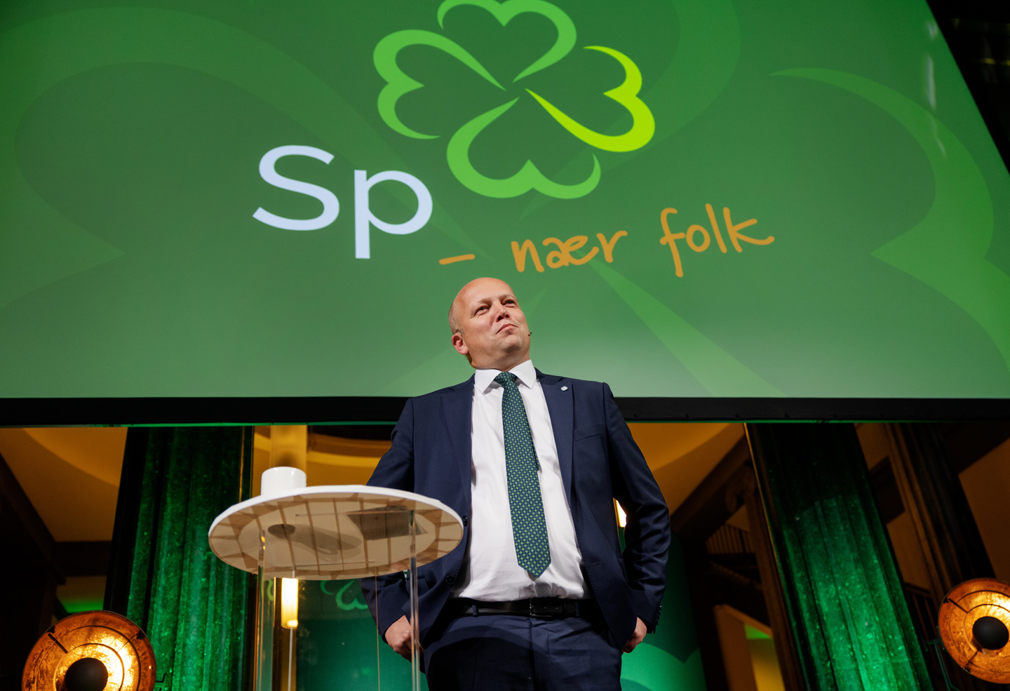 Trygve Slagsvold Vedum på scenen under Senterpartiets valgvake på Gamle Deichmanske Bibliotek i Oslo.