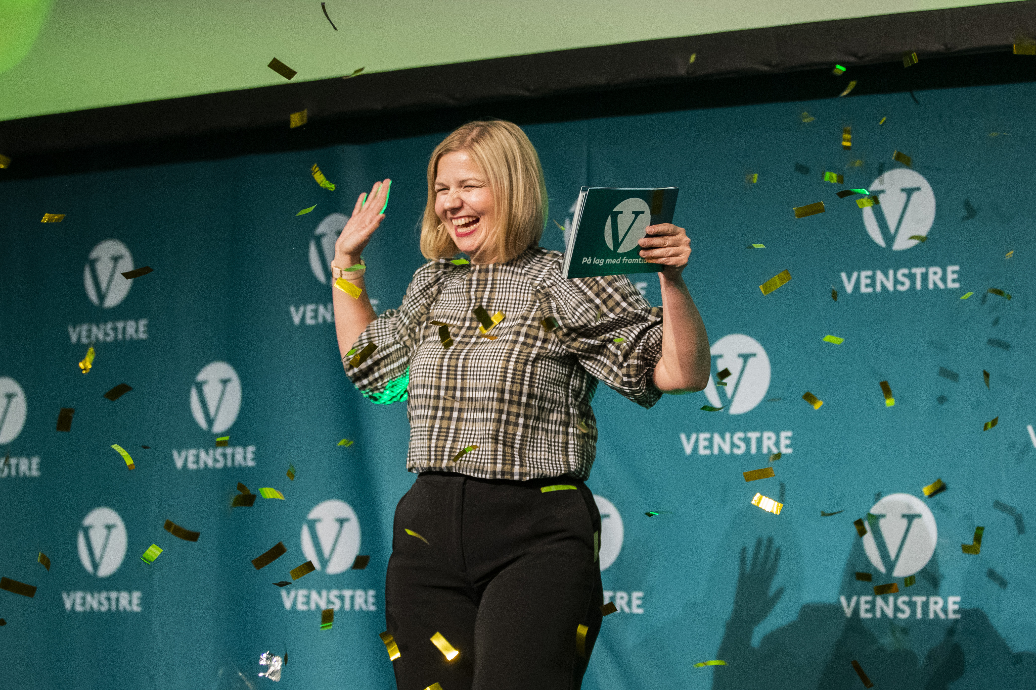 Guri Melby smiler på scenen under Venstres landsmøte i 2020.