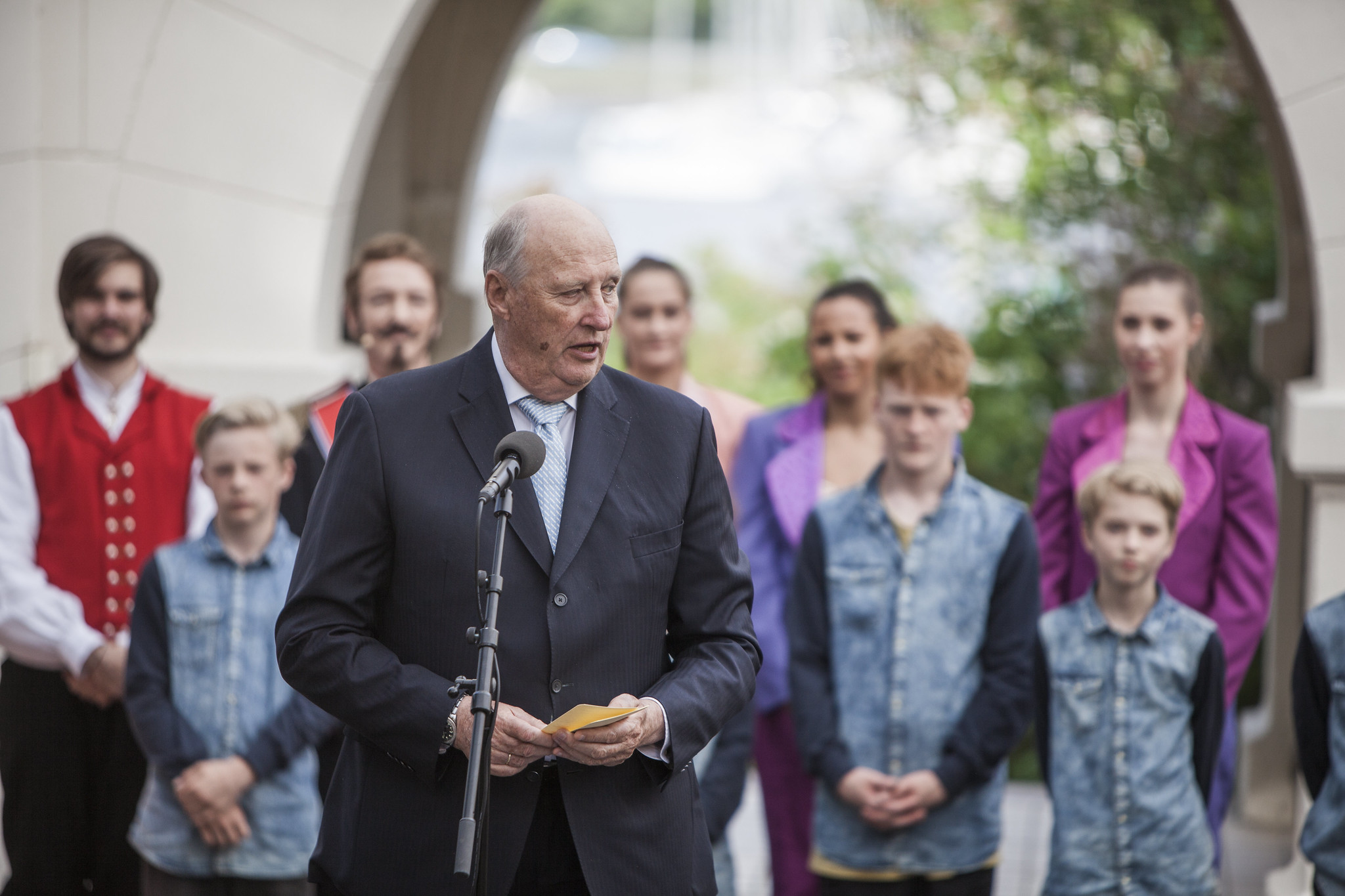 Kong Harald taler foran en folkemengde.