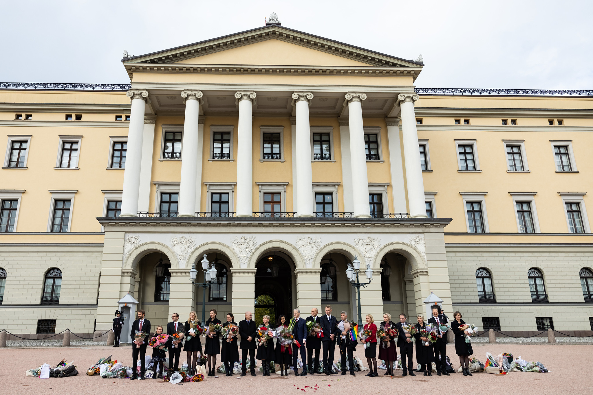 Regjeringen står foran slottet.