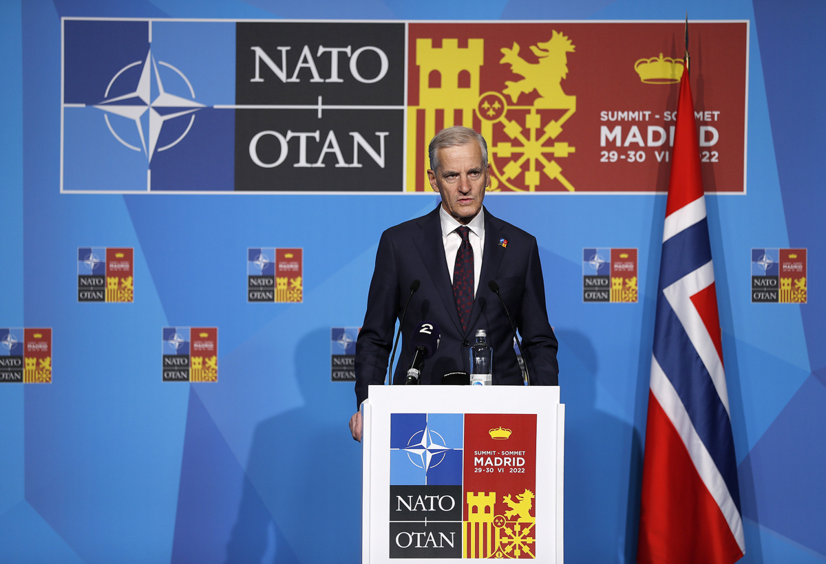 Jonas Gahr Støre holder pressekonferanse på et NATO-møte.
