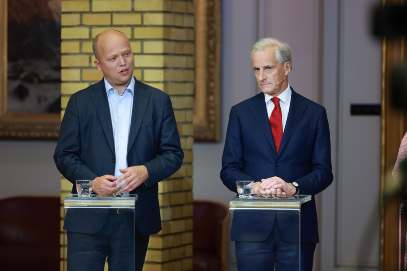 Vedum og Støre i vandrehallen på valgnatt 2023.