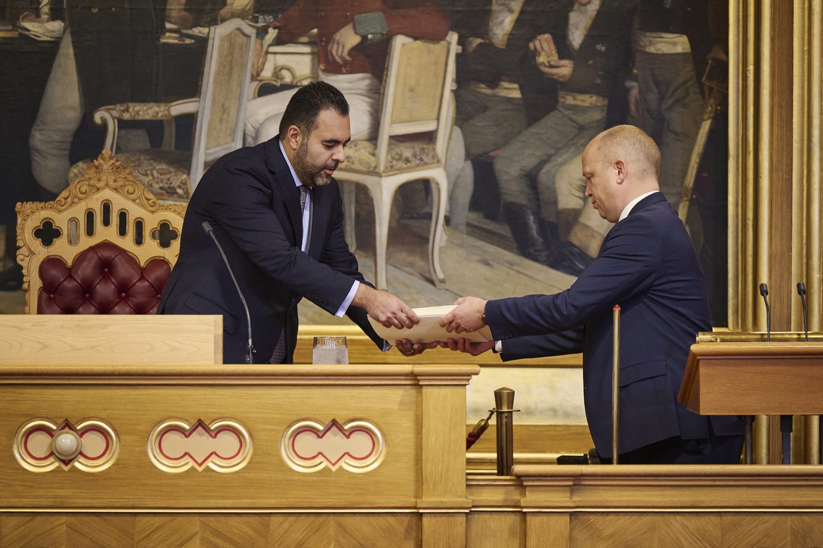 Trygve Slagsvold Vedum overleverer regjeringens forslag til statsbudsjett for 2024 til Masud Gharahkhani.