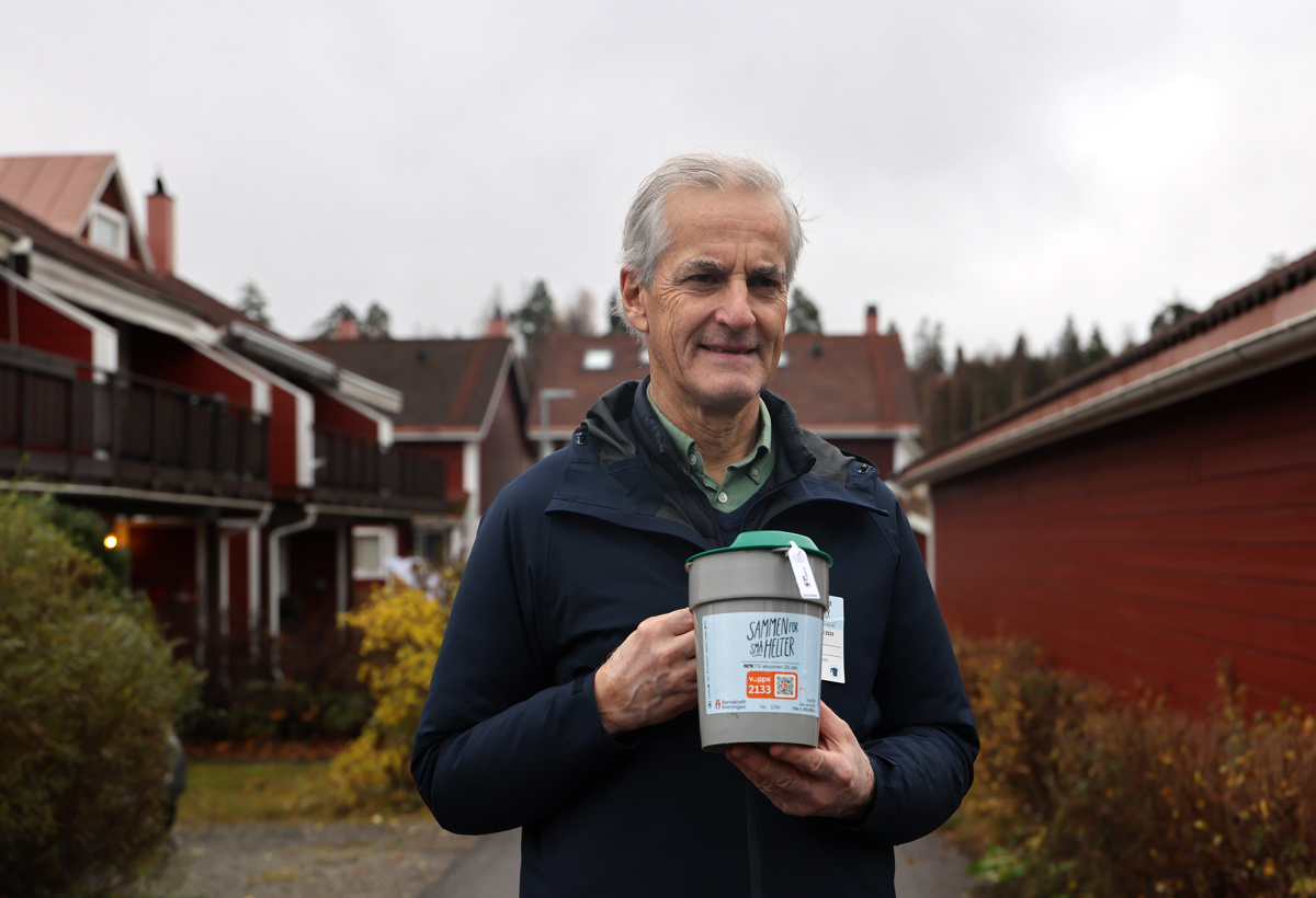 Jonas Gahr Støre holder en bøsse fra TV-aksjonen.