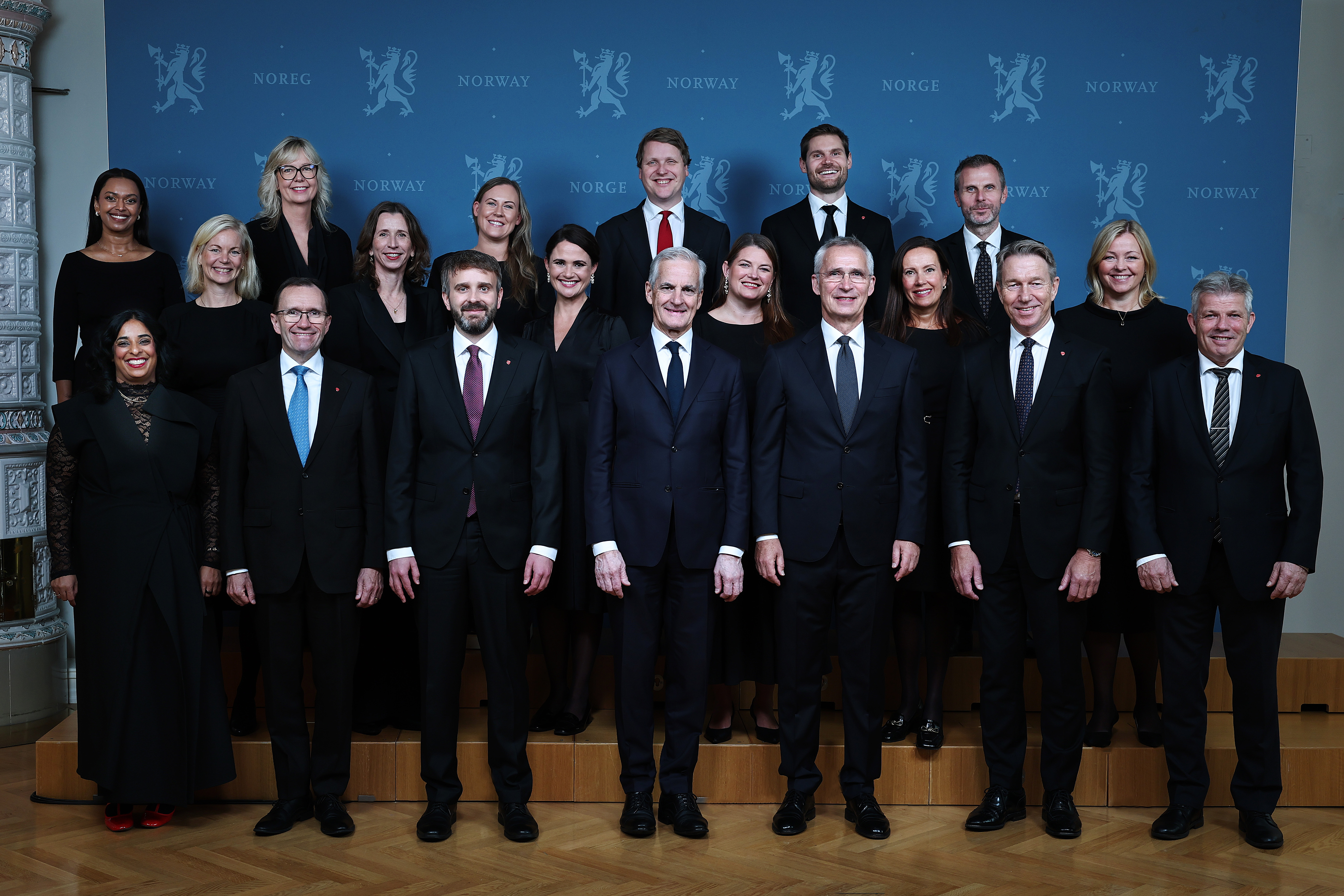 Regjeringen til Jonas Gahr Støre. Statsministeren står i midten og rundt han står 18 statsråder.
