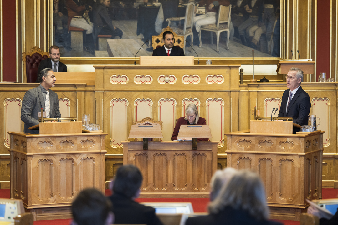 Abid Raja og Jens Stoltenberg i stortingssalen.