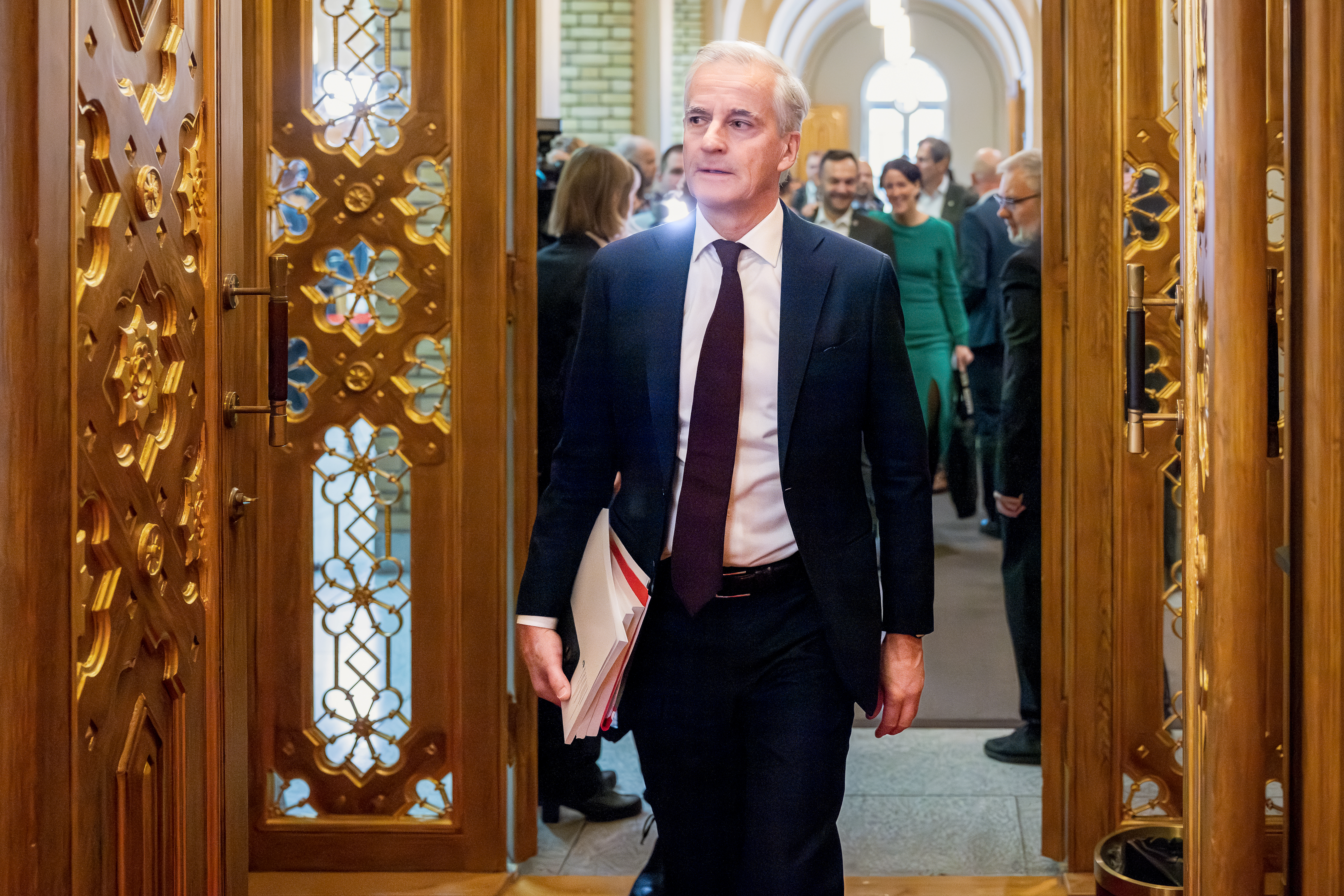 Jonas Gahr Støre på vei inn i stortingssalen