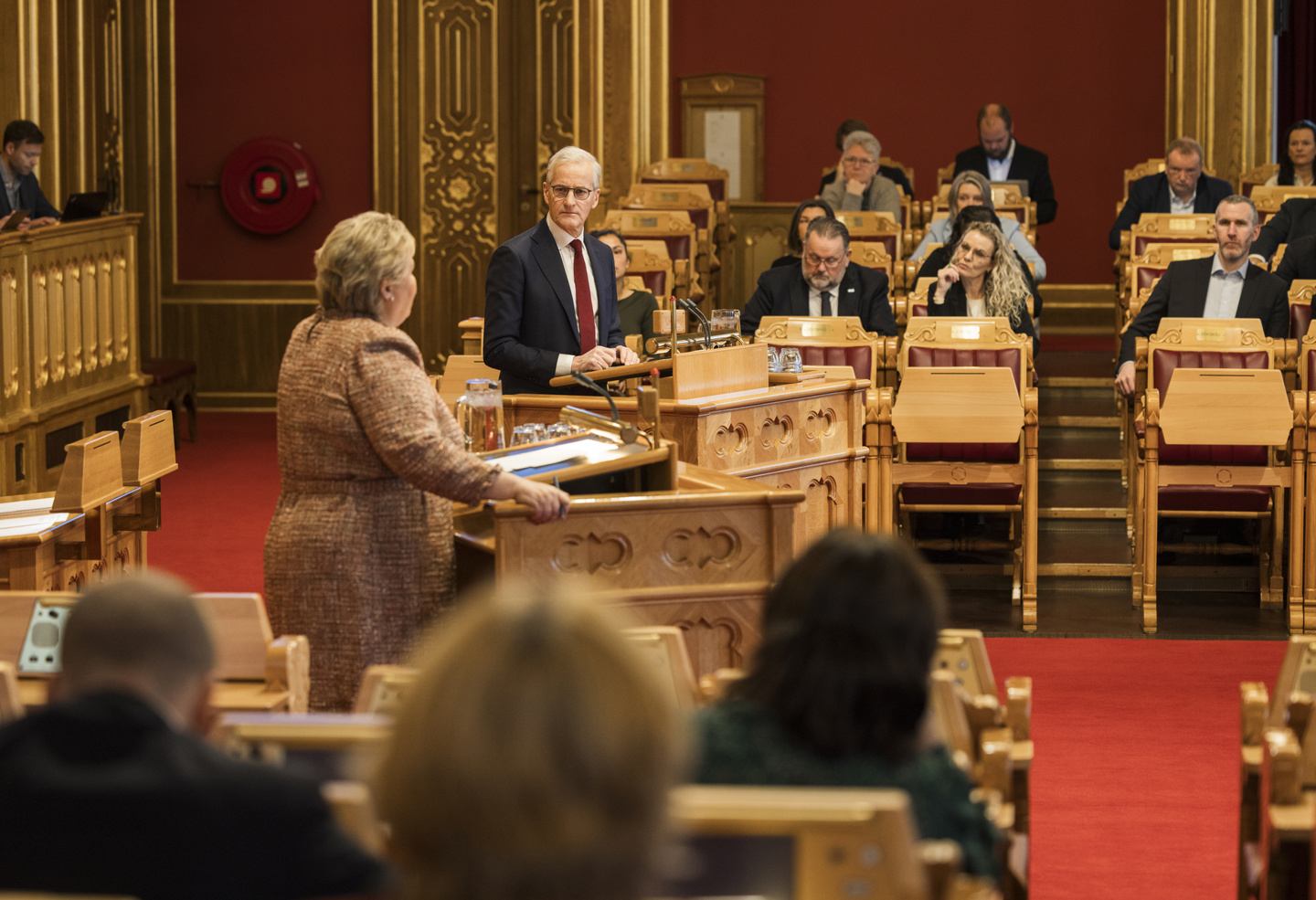Erna Solberg og Jonas Gahr Støre i debatt i stortingssalen.