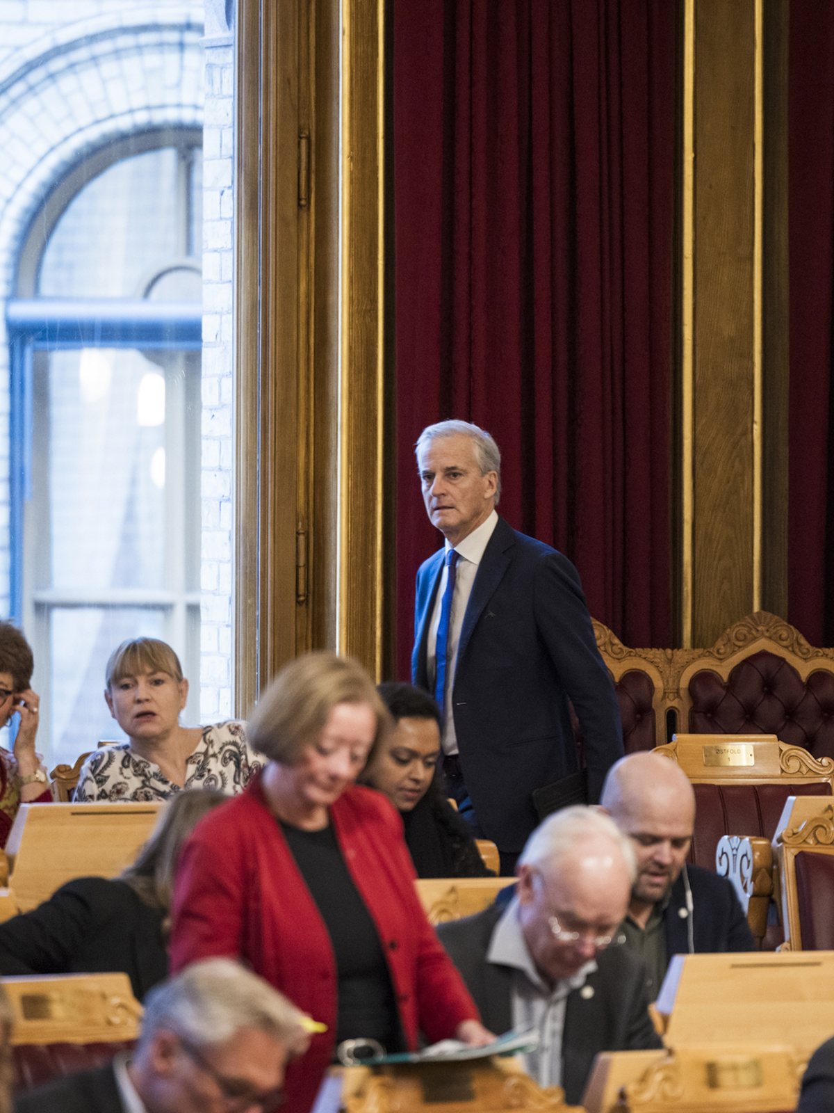 Støre i stortingssalen med representanter i forgrunnen.