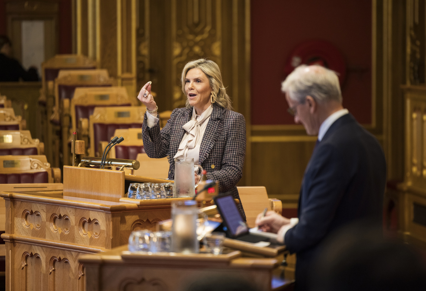 Sylvi Listhaug stiller spørsmål til Støre i stortingssalen.
