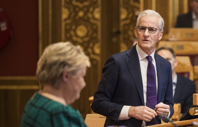 Erna Solberg og Jonas Gahr Støre i debatt i Stortinget.