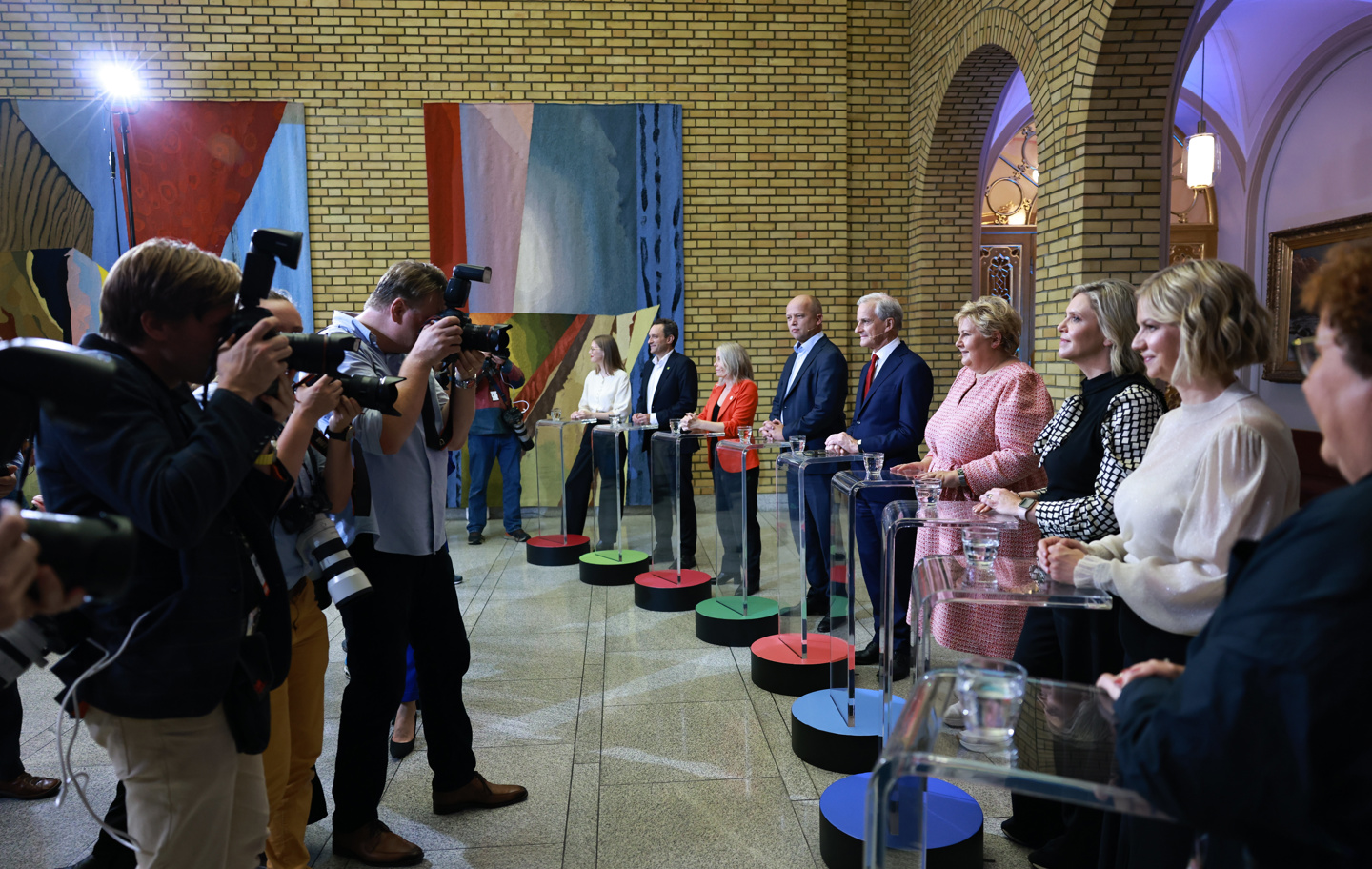 Partilederne og fotografer i vandrehallen.