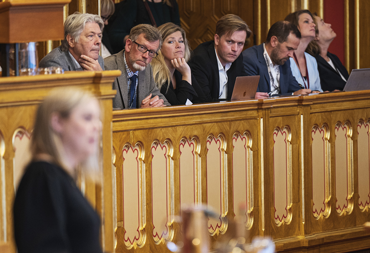 Journalister sitter ved siden av hverandre i presselosjen i stortingssalen.