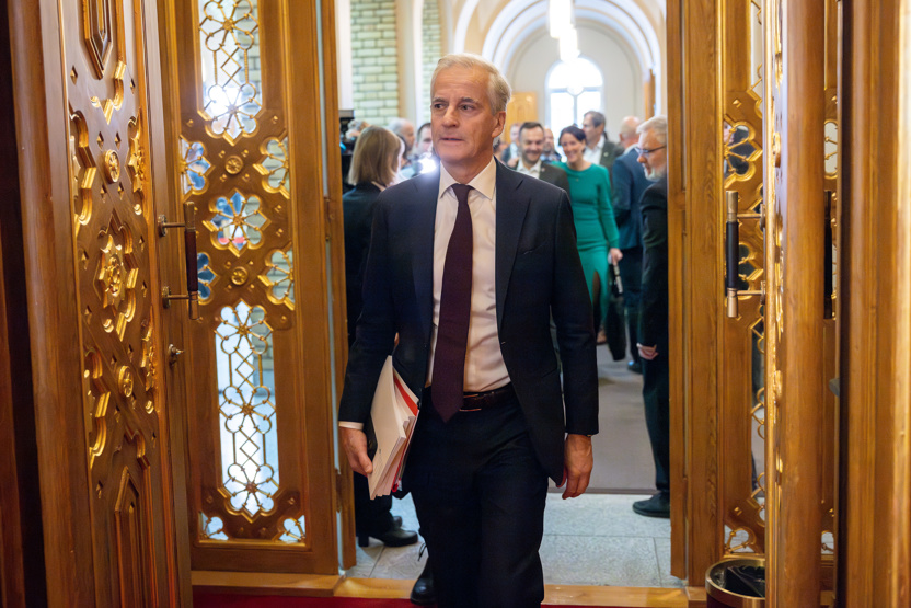 Jonas Gahr Støre går inn gjennom dørene til stortingssalen.