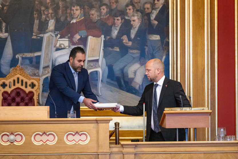 Vedum leverer papirer til Gharahkhani.