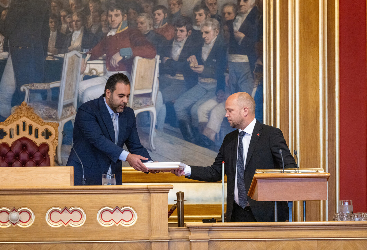 Vedum leverer papirer til Gharahkhani.