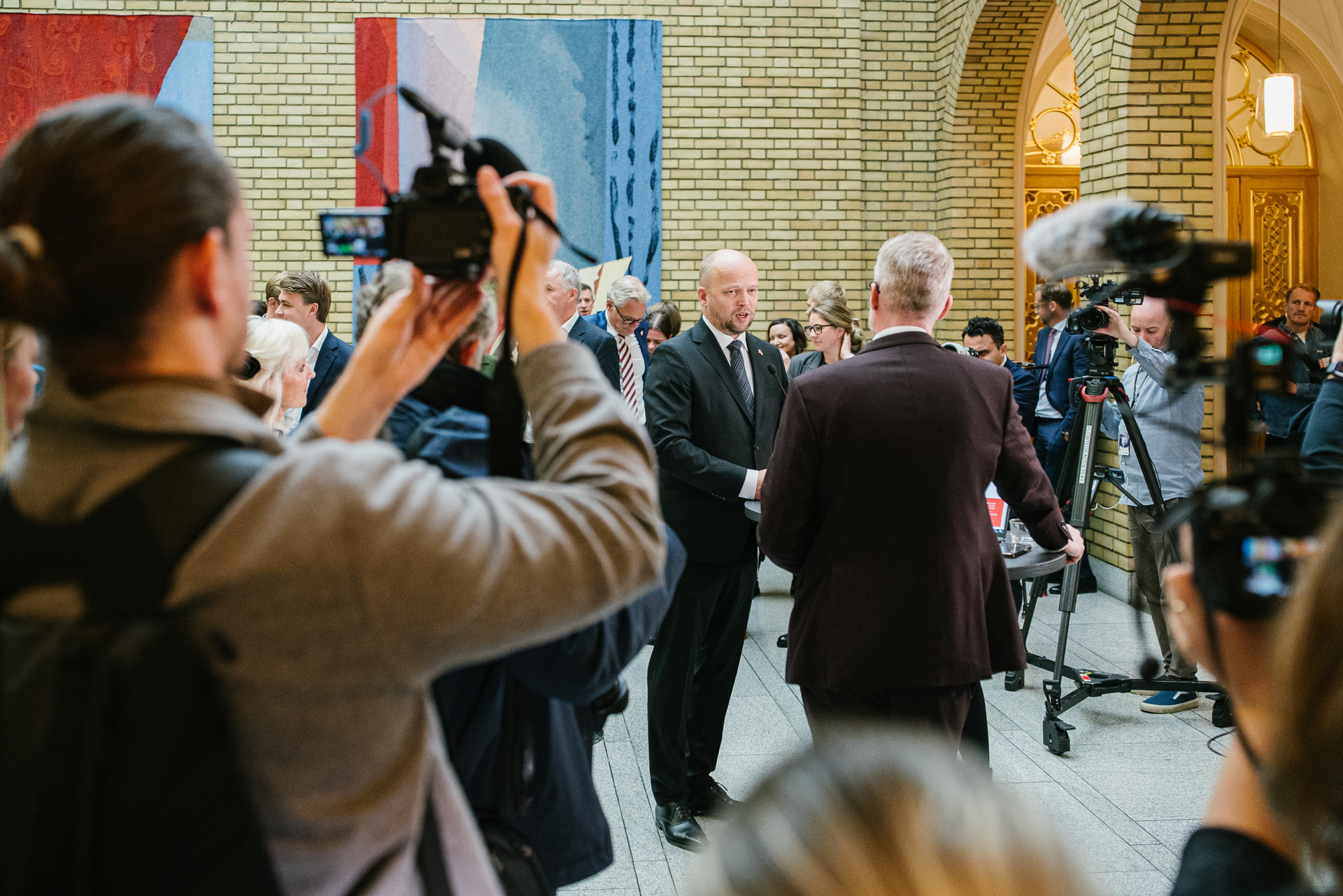 Trygve Slagsvold Vedum intervjues i vandrehallen