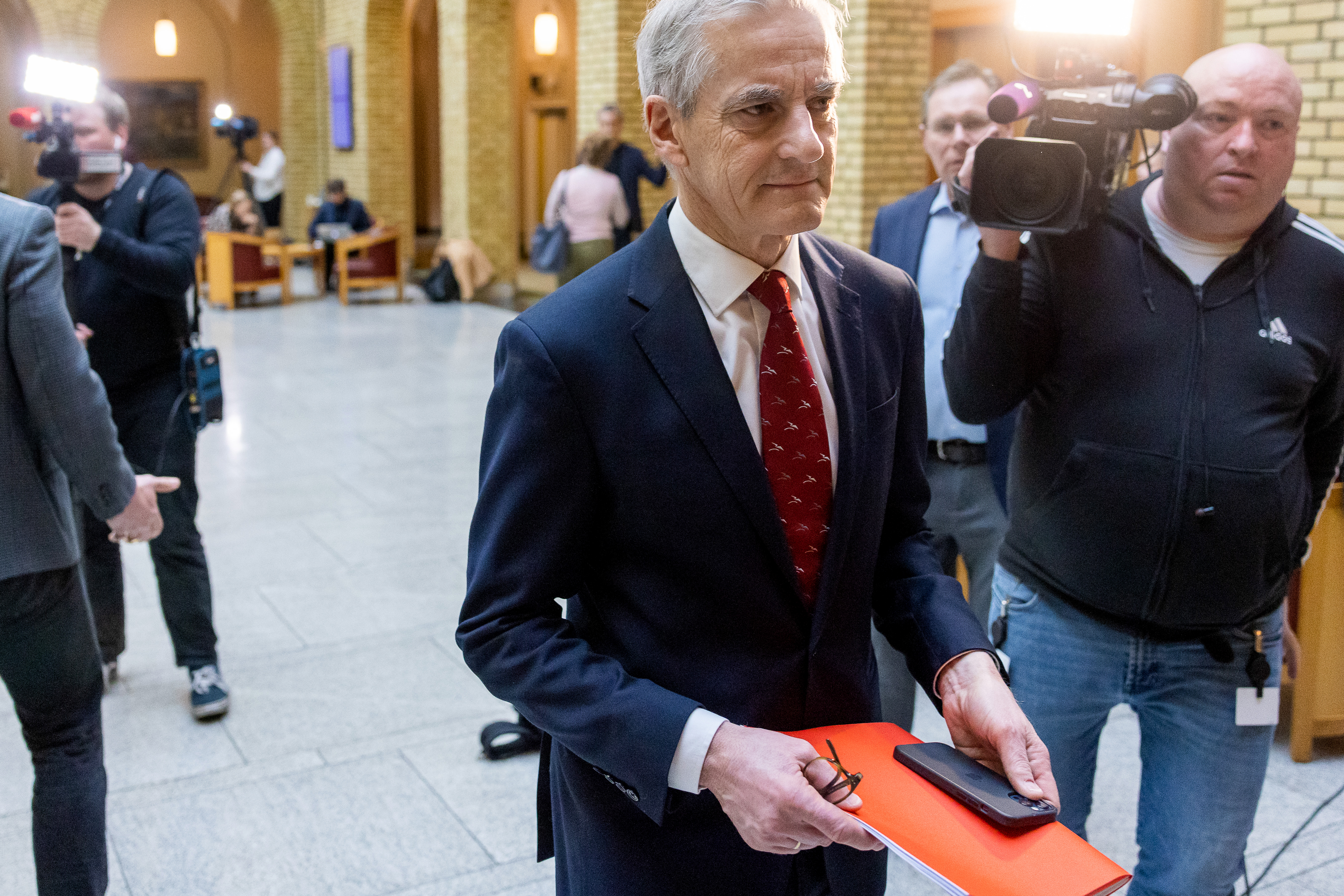 Statsminister Jonas Gahr Støre fotofgrafert i vandrehallen på Stortinget.