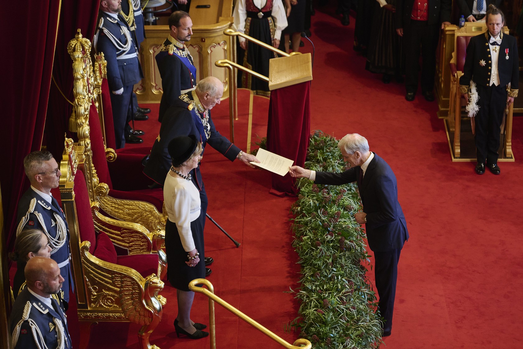 Kongen mottar trontalen fra statsminister Jonas Gahr Støre.