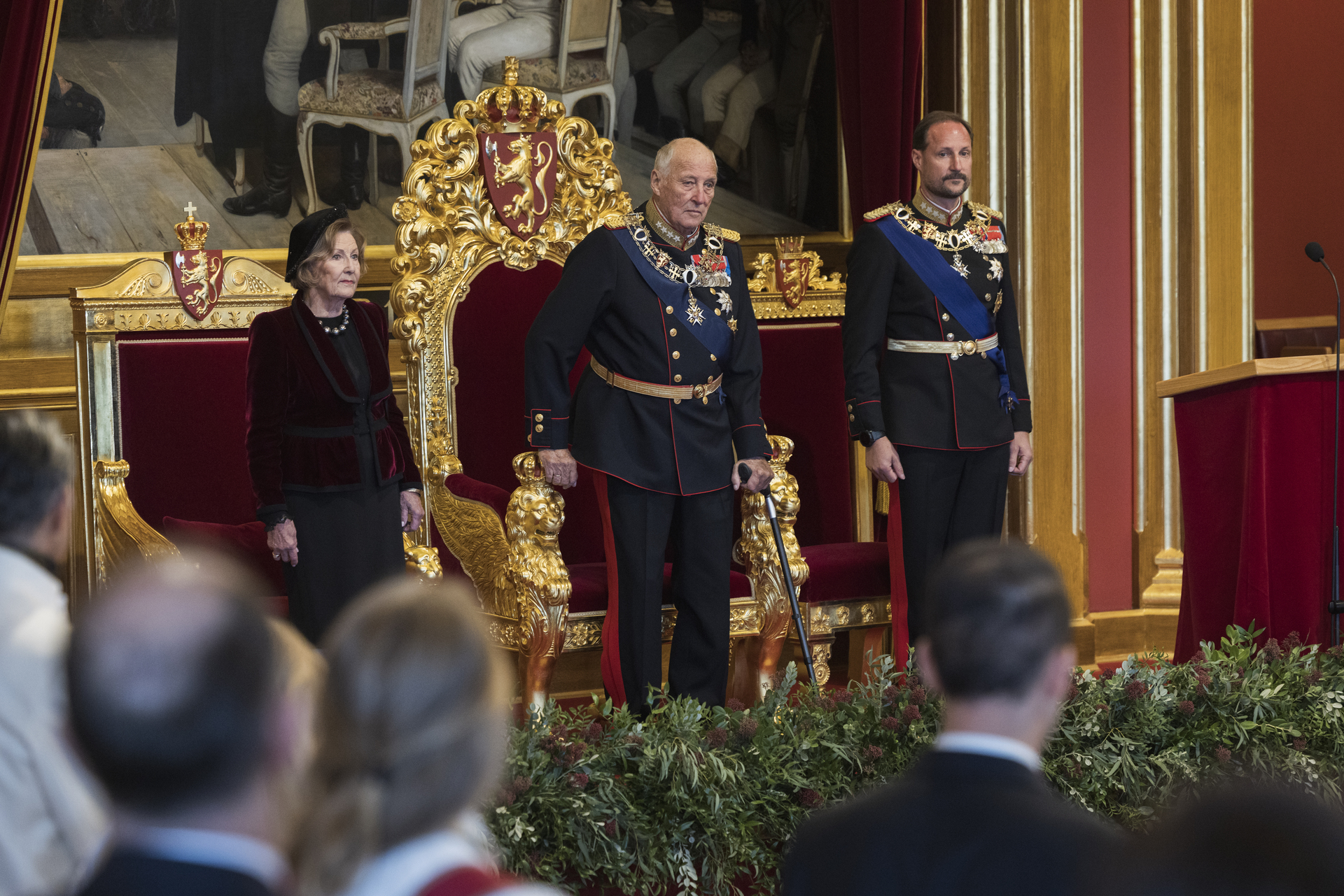 Dronning Sonja, Kong Harald og kronprins Haakon i stortingssalen.
