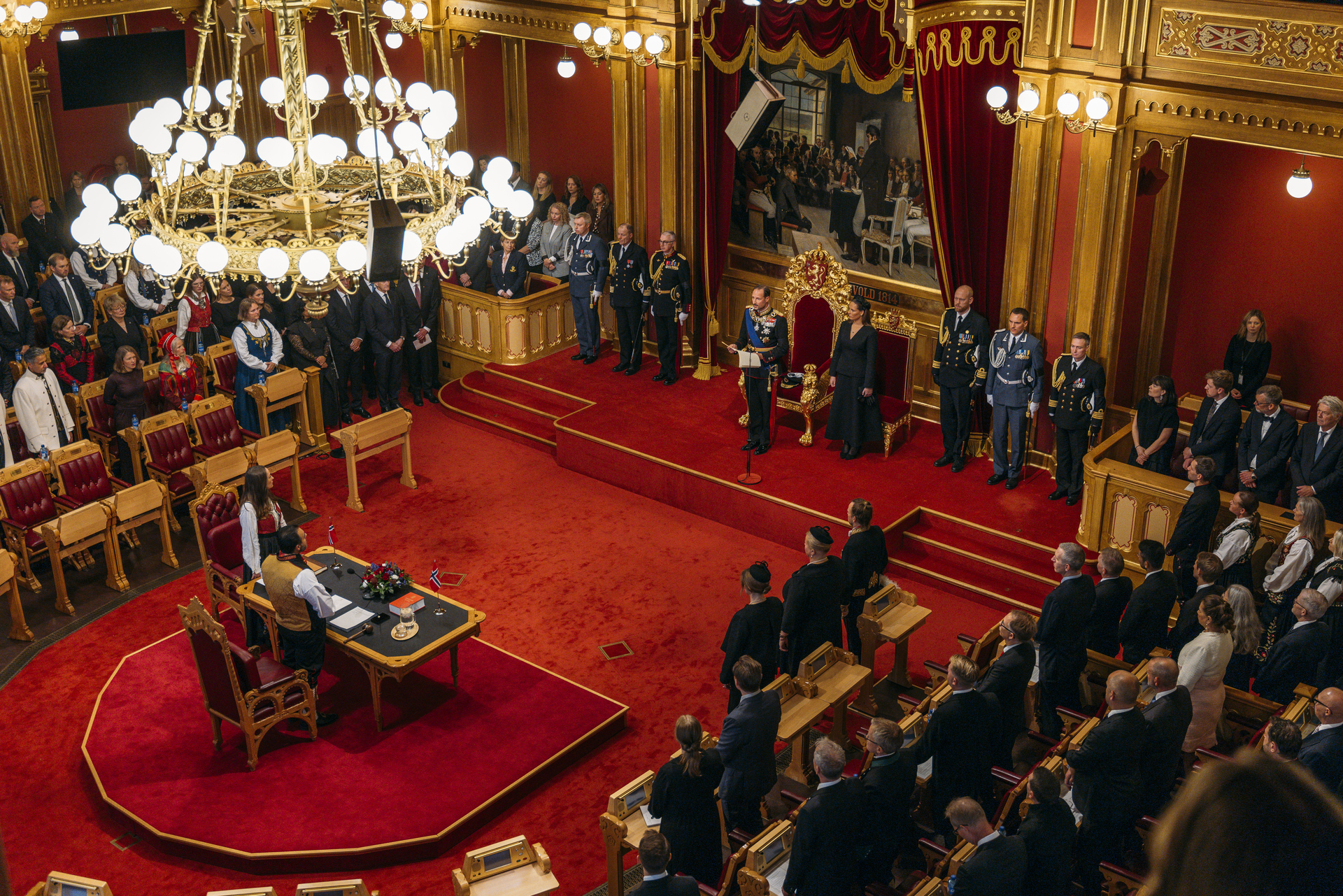Stortingspresidenten og kongen står ovenfor hverandre i stortingssalen.
