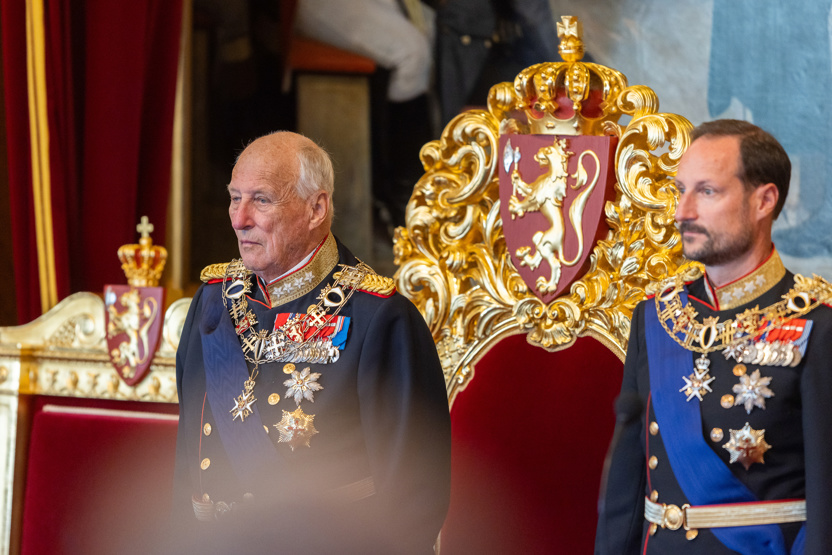 Kong Harald og kronprins Haakon i stortingssalen.