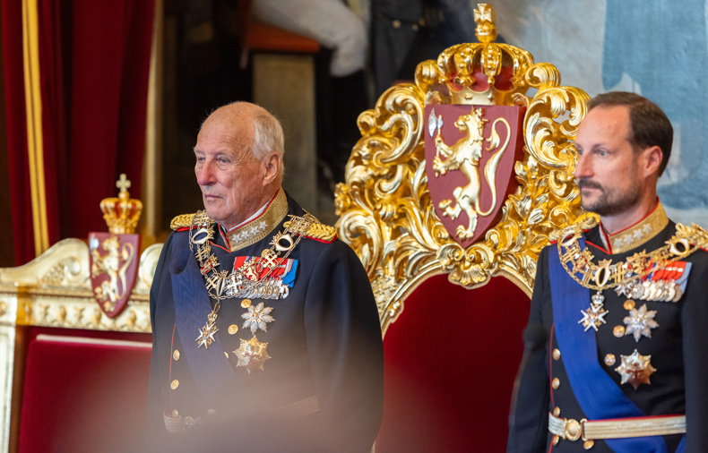 Kong Harald og kronprins Haakon i stortingssalen.