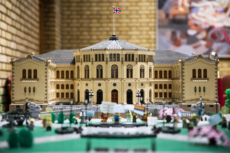Legomodell av stortingsbygningen