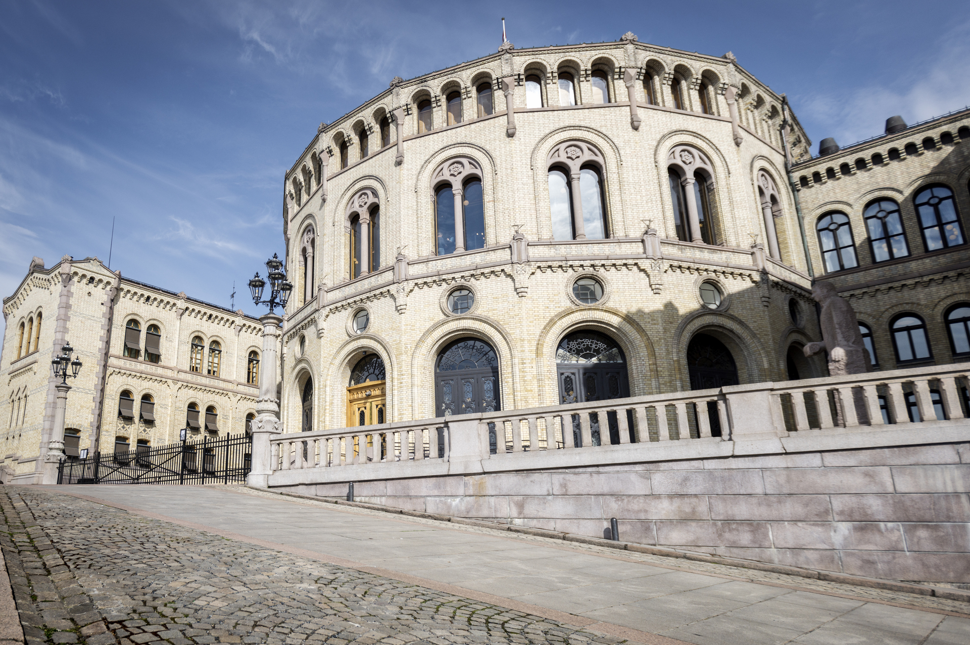 Rotunden og en av sidefløyene på stortingsbygningen. 