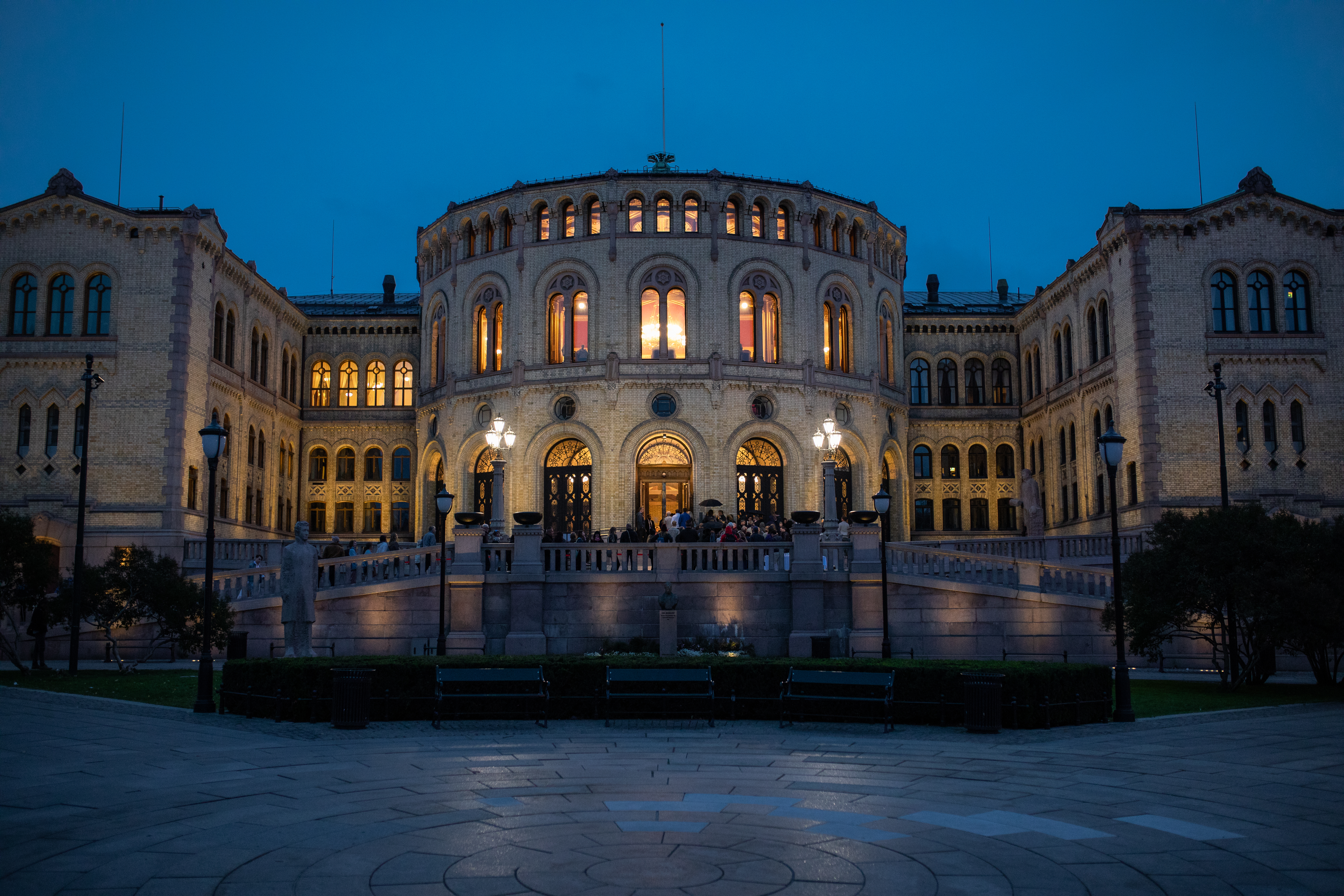 Stortingsbygningens fasade på kveldstid.