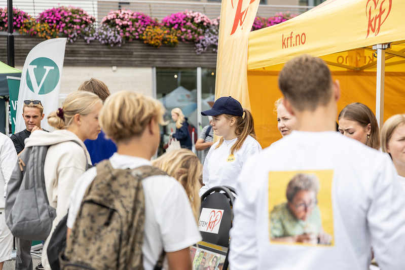 Partier står på stand under en valgkamparrangement.