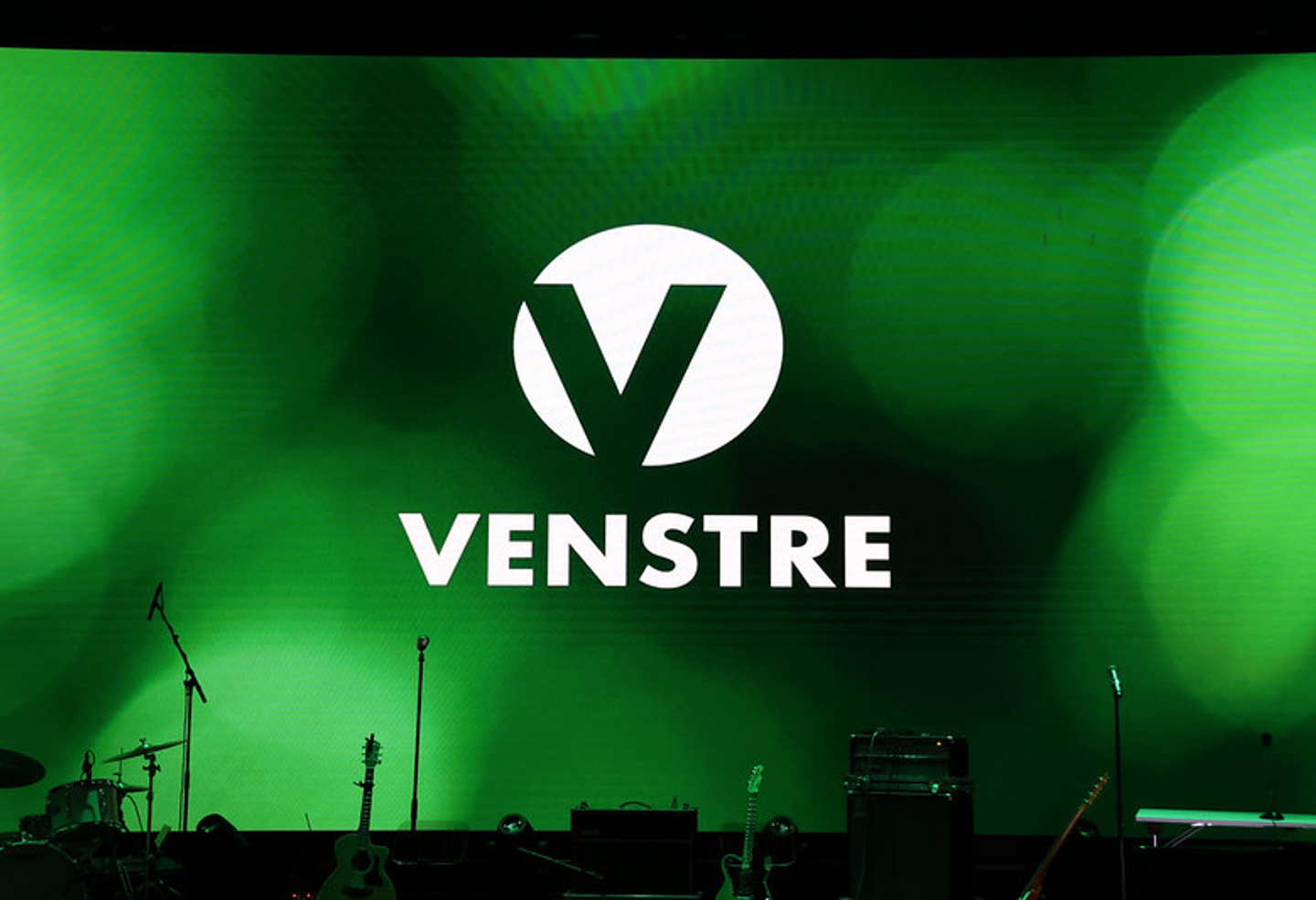 En storm skjerm med Venstre sin logo.