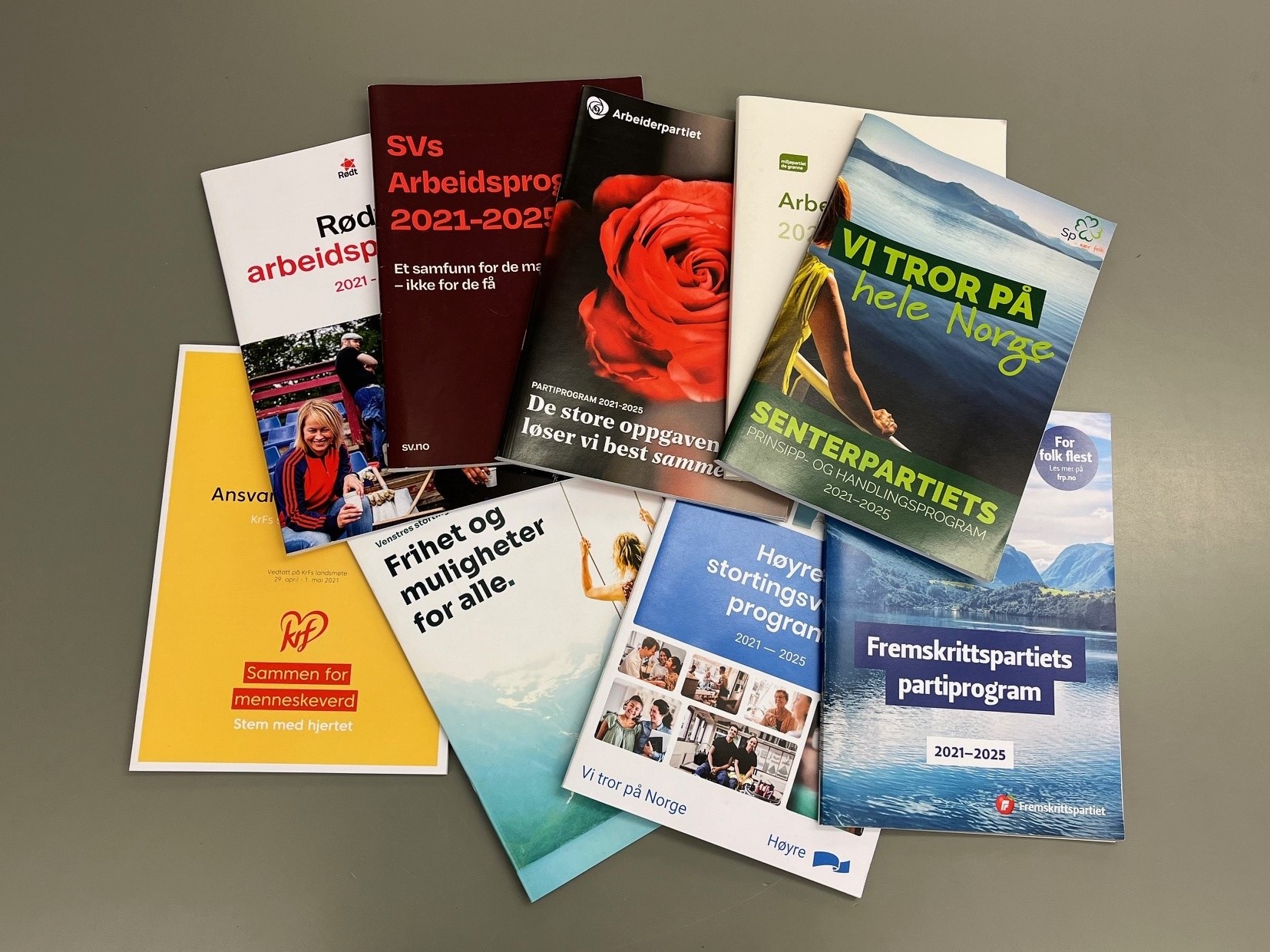 Partiprogrammer ligger utover et bord.