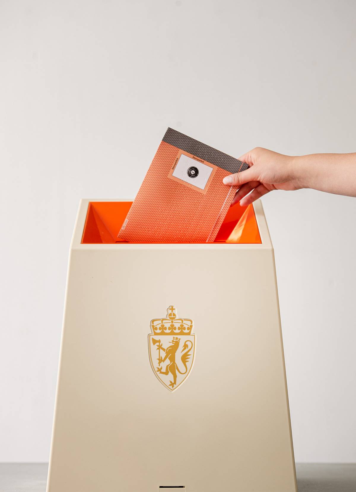 En stemme avlegges i en stemmeurne.