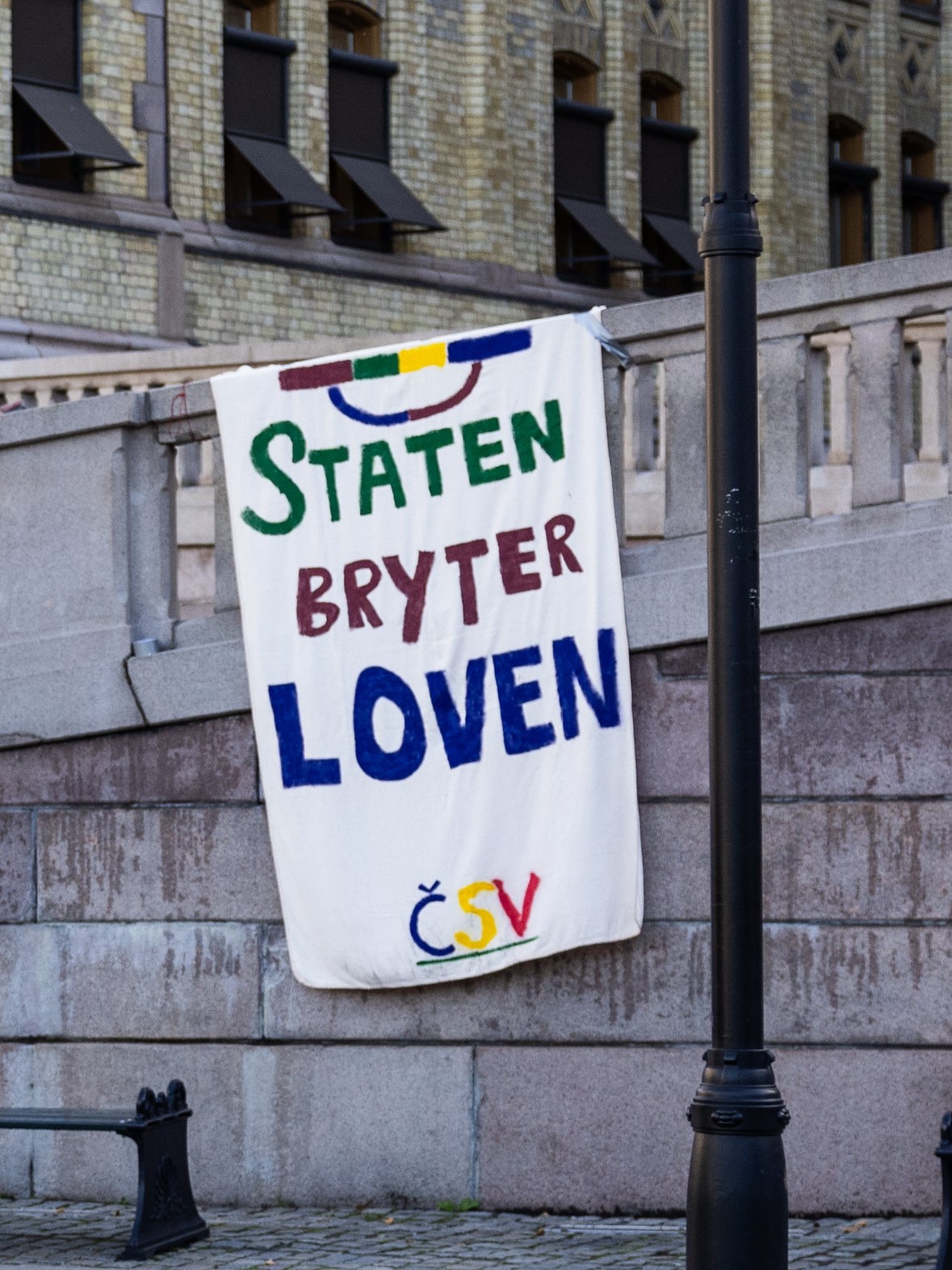Banner hengt opp på Løvebakken: "Staten bryter loven".