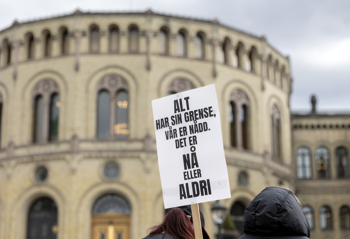 Et skilt hvor det står: alt har en grense. Vår er nådd. Det er nå eller aldri. Skiltet holdes foran stortingsbygningen.