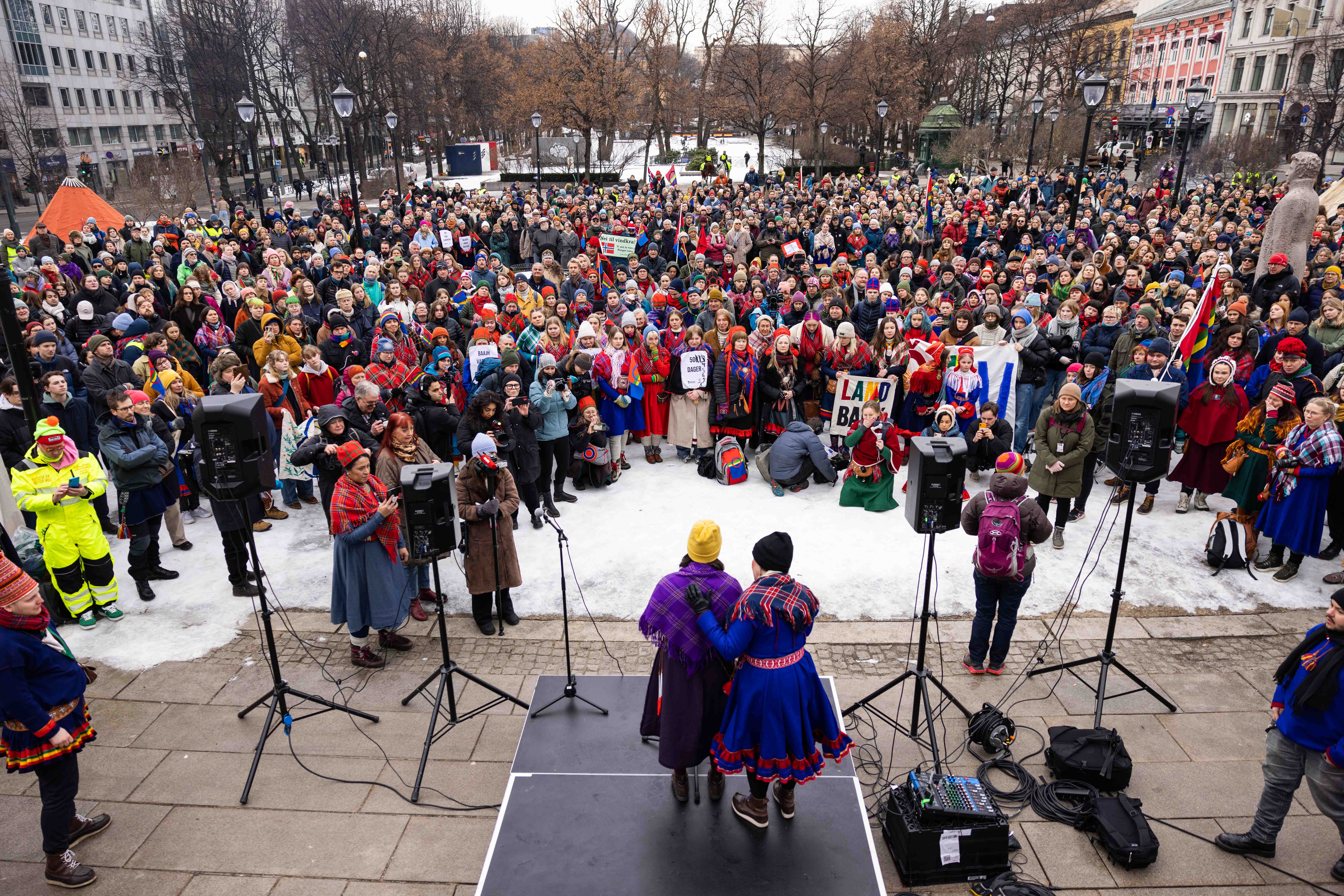 Folkemengde på Eidsvolls plass utenfor Stortinget.