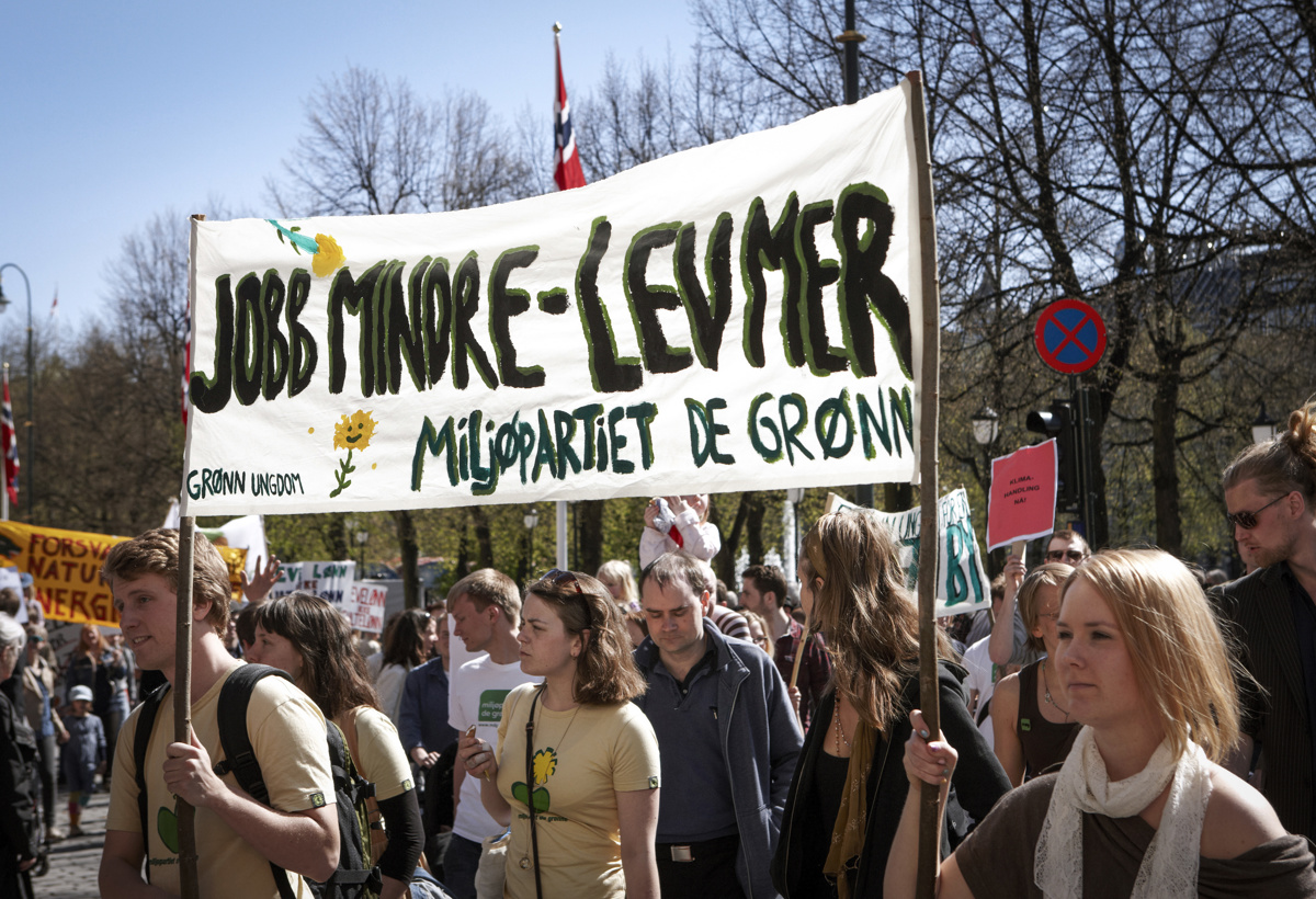 Miljøpartiet de Grønne under parolen ‹‹Jobb mindre, lev mer›› i 1. mai toget i Oslo.