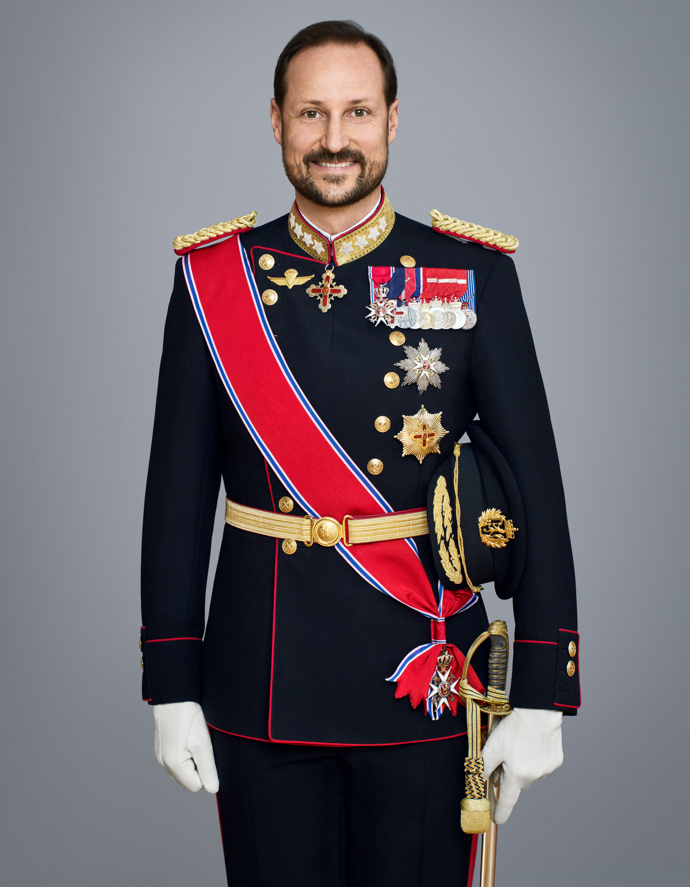 Kronprins Haakon i uniform.