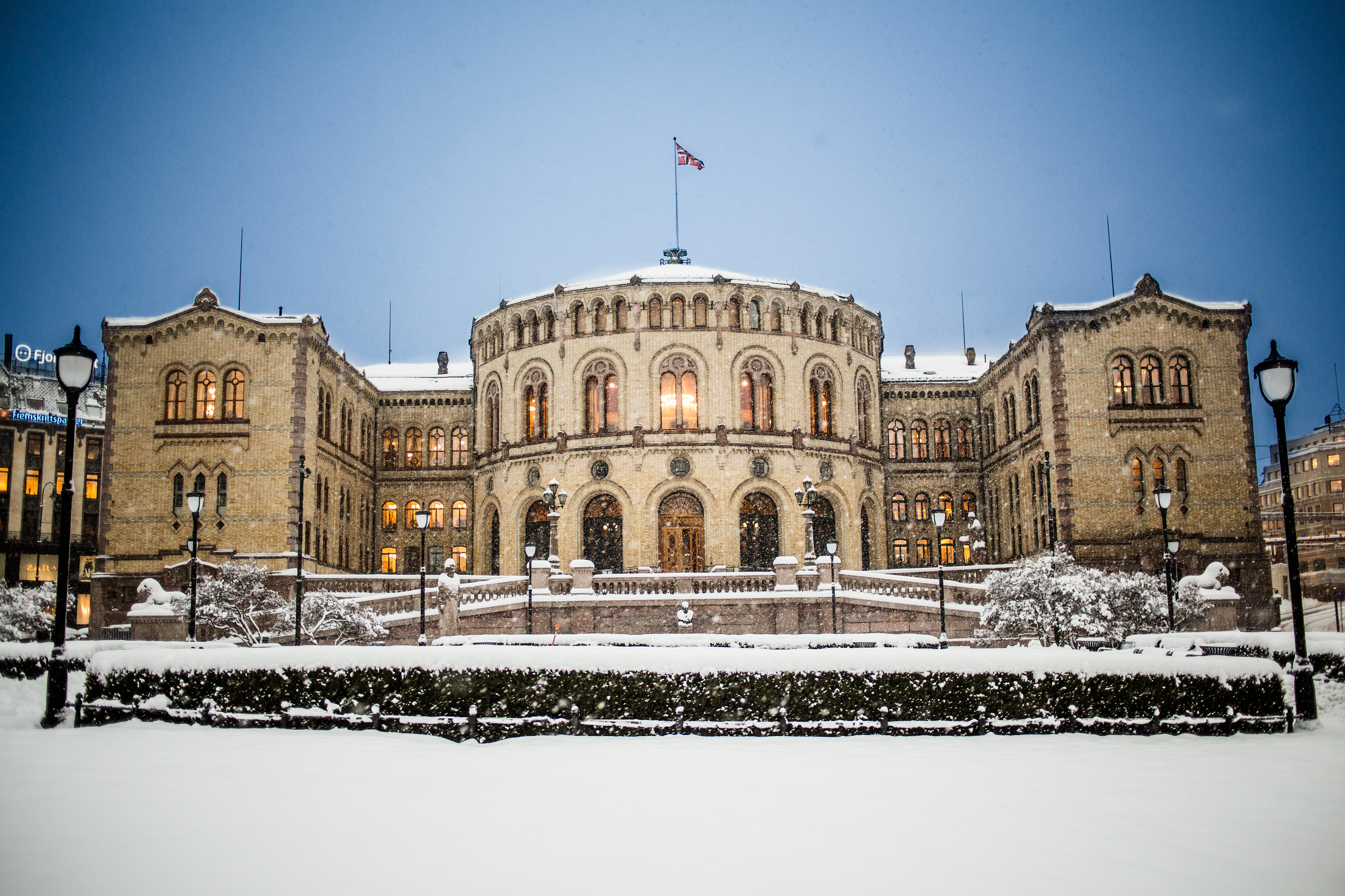 Stortingsbygningen fotografert forfra. Vinterstid. 