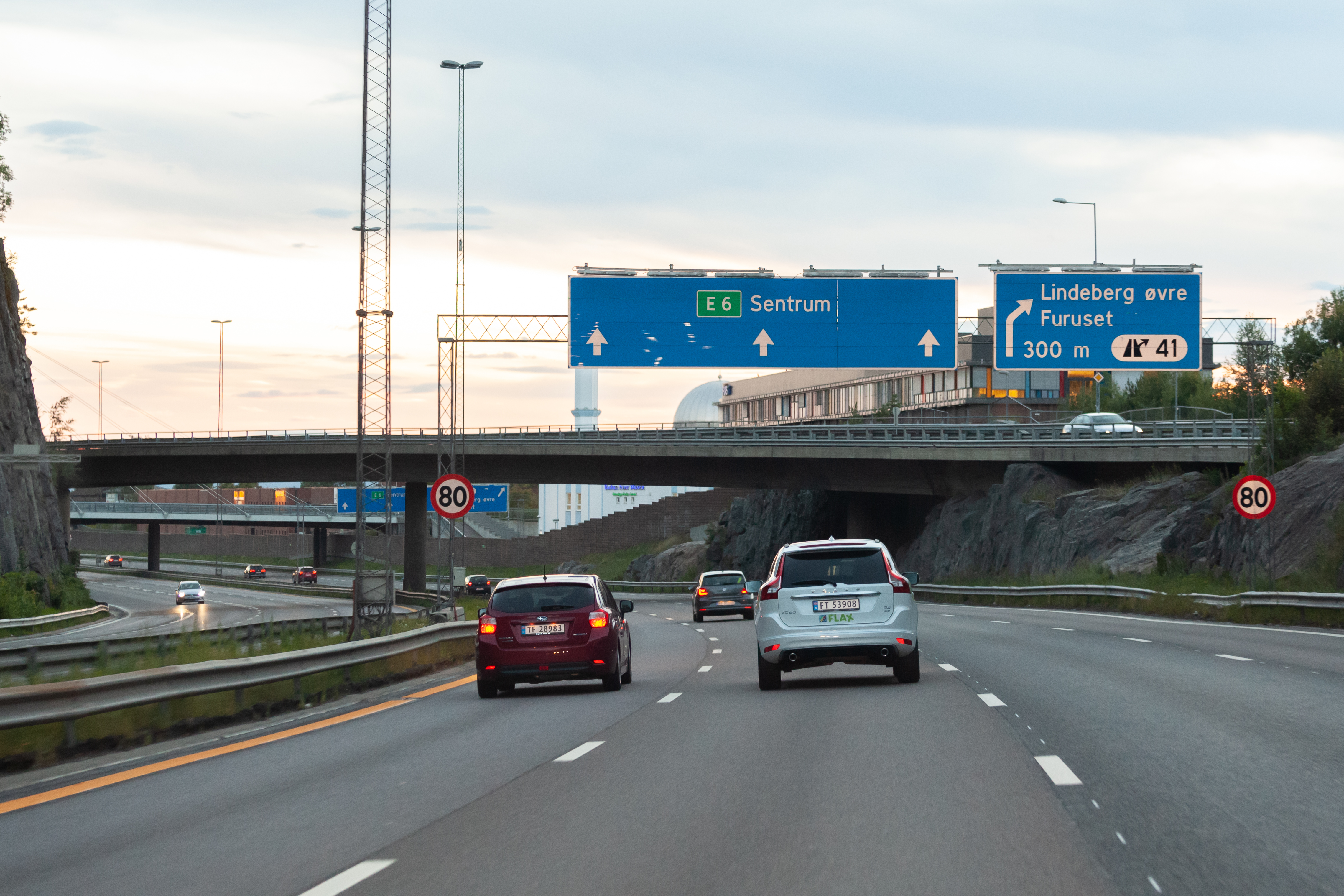 Flere biler kjører på en motorvei. 
