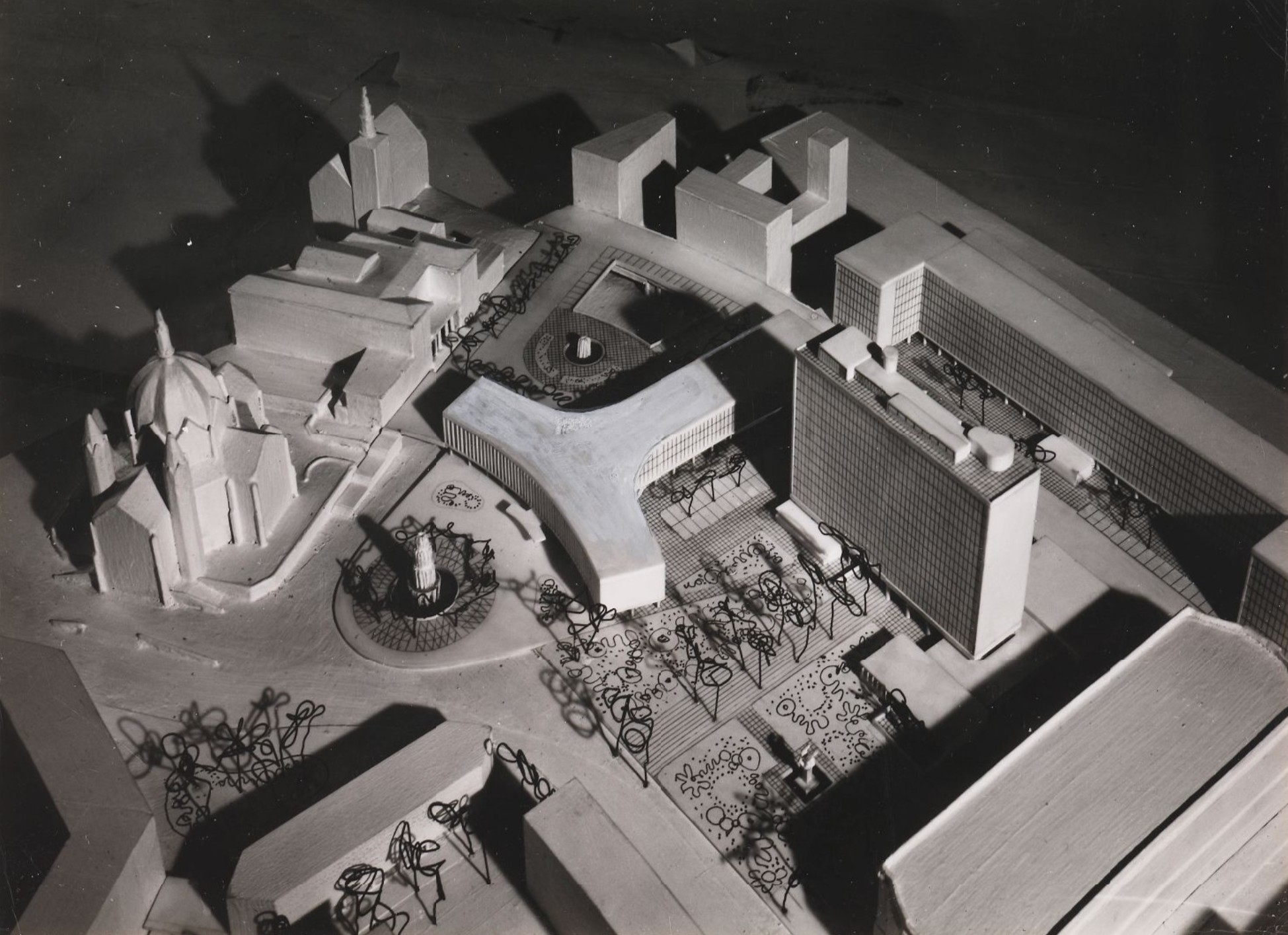 Foto i svart hvitt av en modell av det gamle regjeringskvartalet, sett ovenfra.