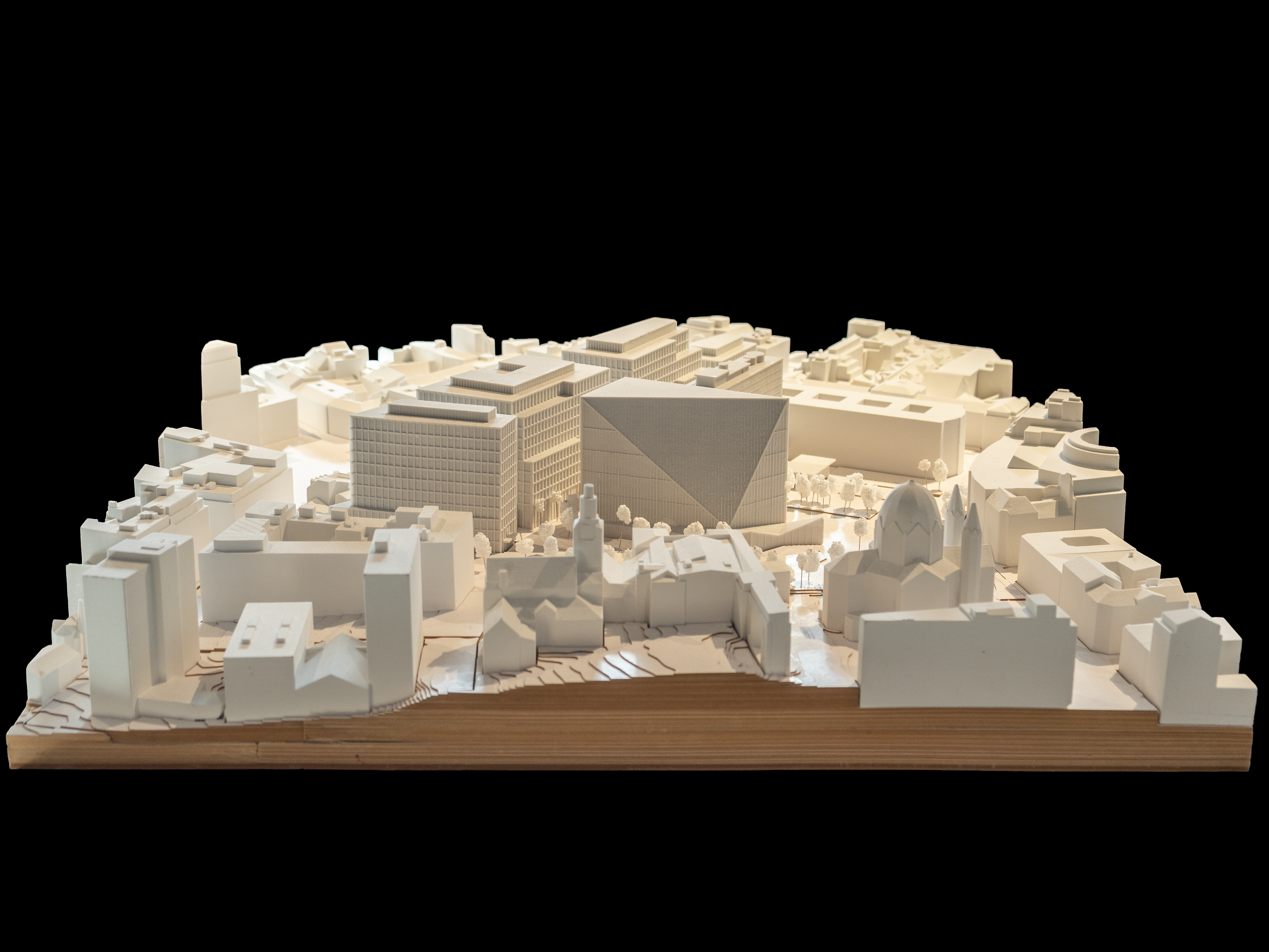 En hvit gipsmodell av regjeringskvartalet i Oslo, sett skrått ovenfra. Svart bakgrunn.